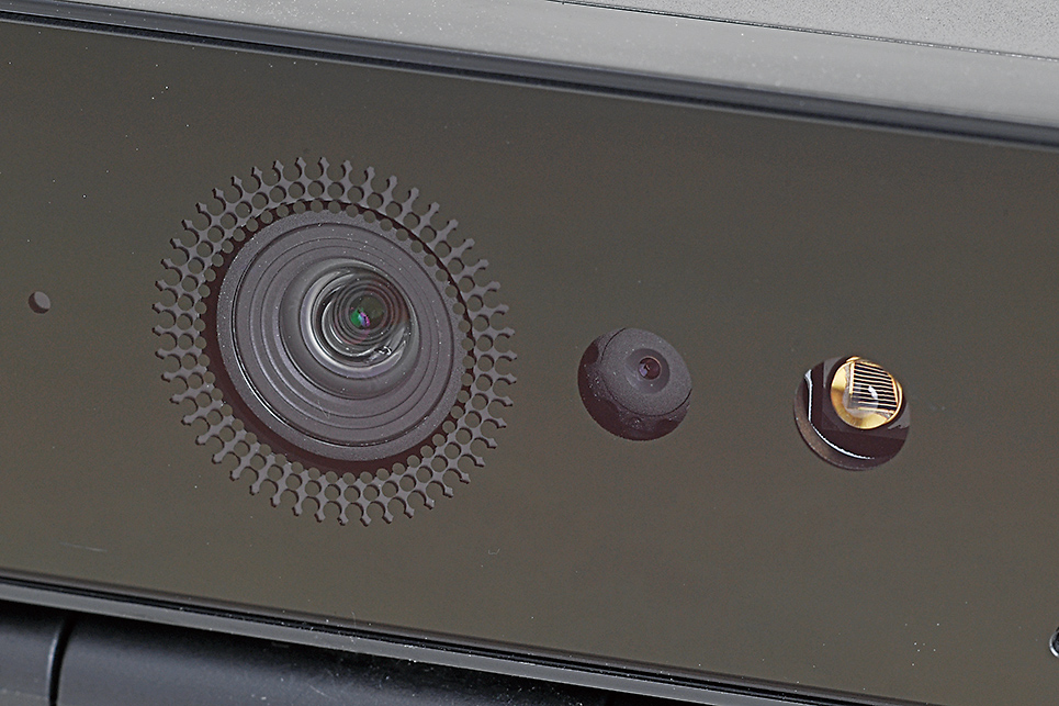 一番左がメインのレンズ、中央がマイク、一番右にあるのが顔認証機能で利用する赤外線センサーだ