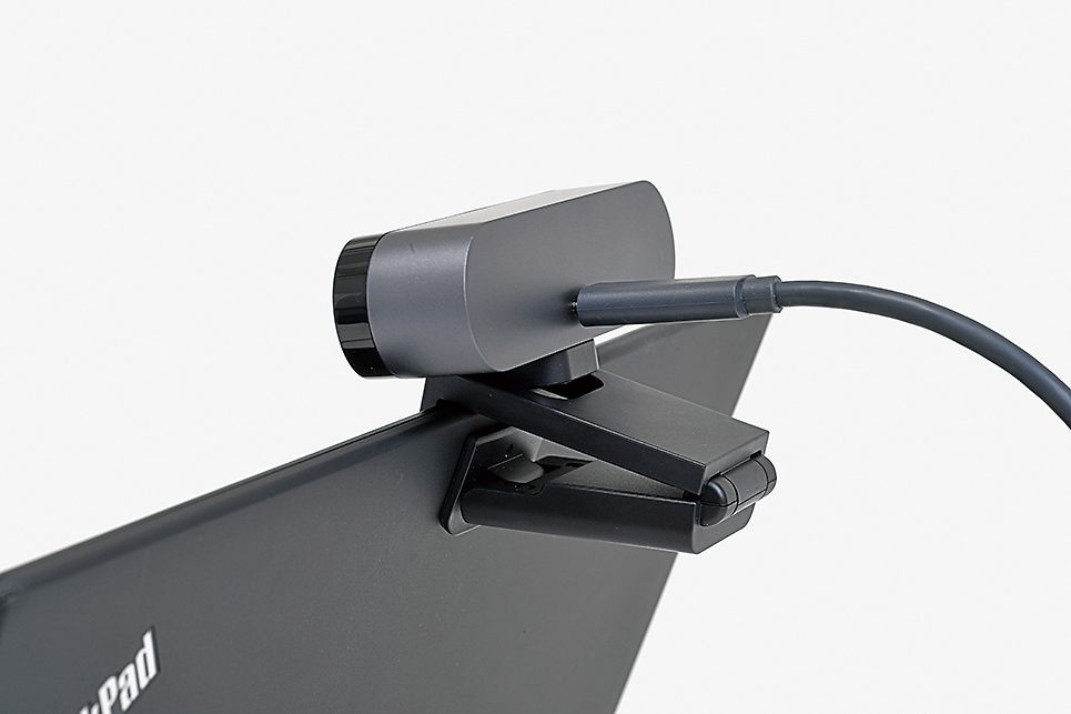 液晶ディスプレイの上など、顔を映しやすい場所にBRIO C1000eRを設置。スタンドを使うとしっかり固定できる