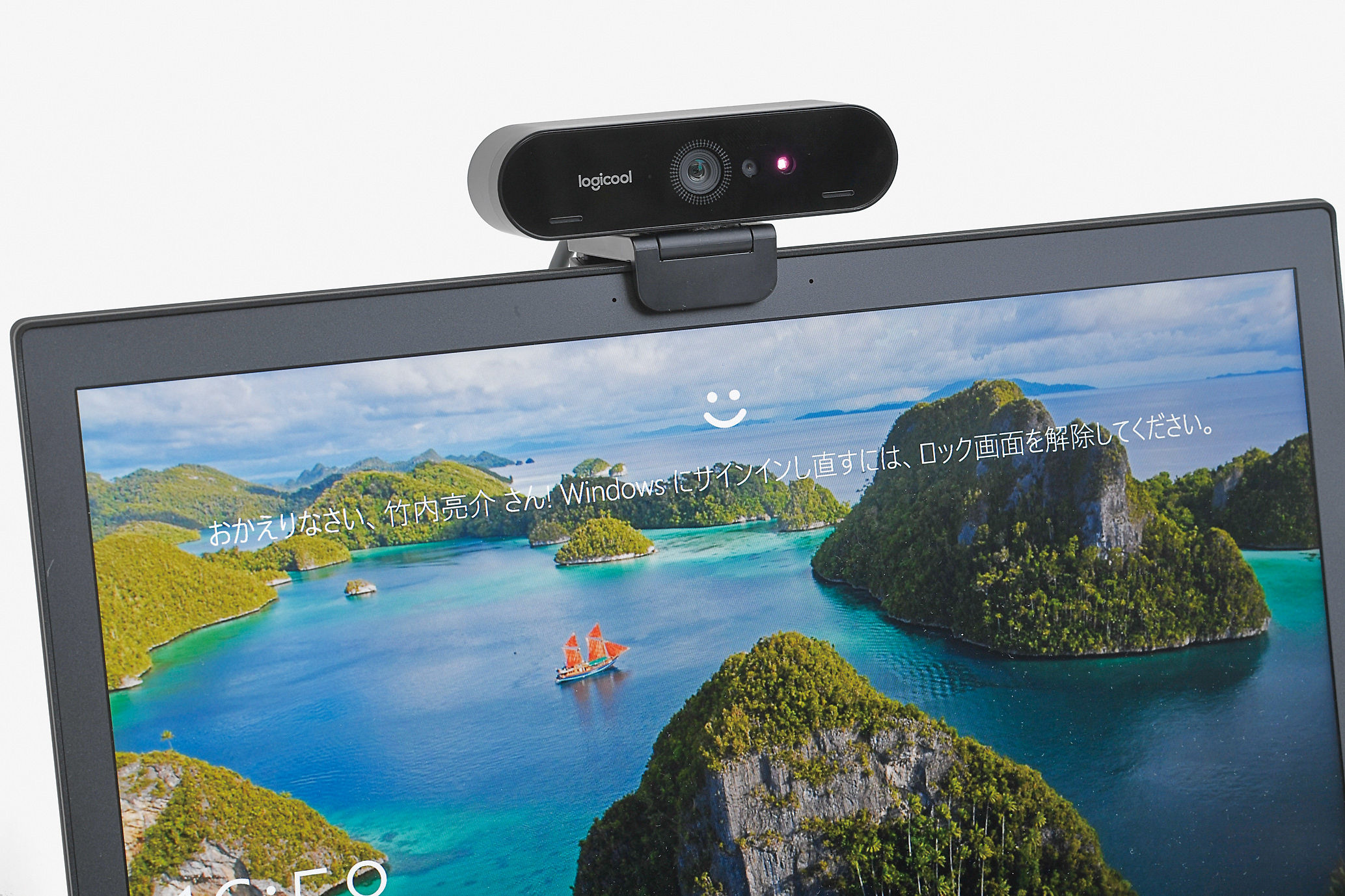 ロック画面でユーザーがカメラの前にいないときは、目のアイコンがキョロキョロと左右に動くアニメーションを表示。カメラの前に座ると自動で顔認証を行なう