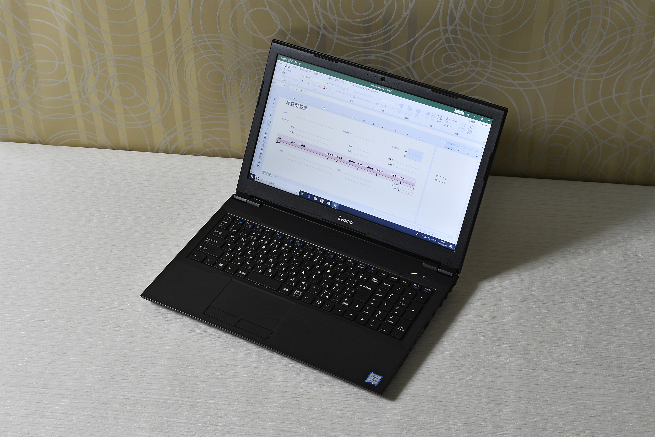 ユニットコムの「iiyama STYLE-15FH039-i3-UHEX」。見た目はオーソドックスな15型液晶搭載ノートだが、CPUはデスクトップ用という攻めの仕様。