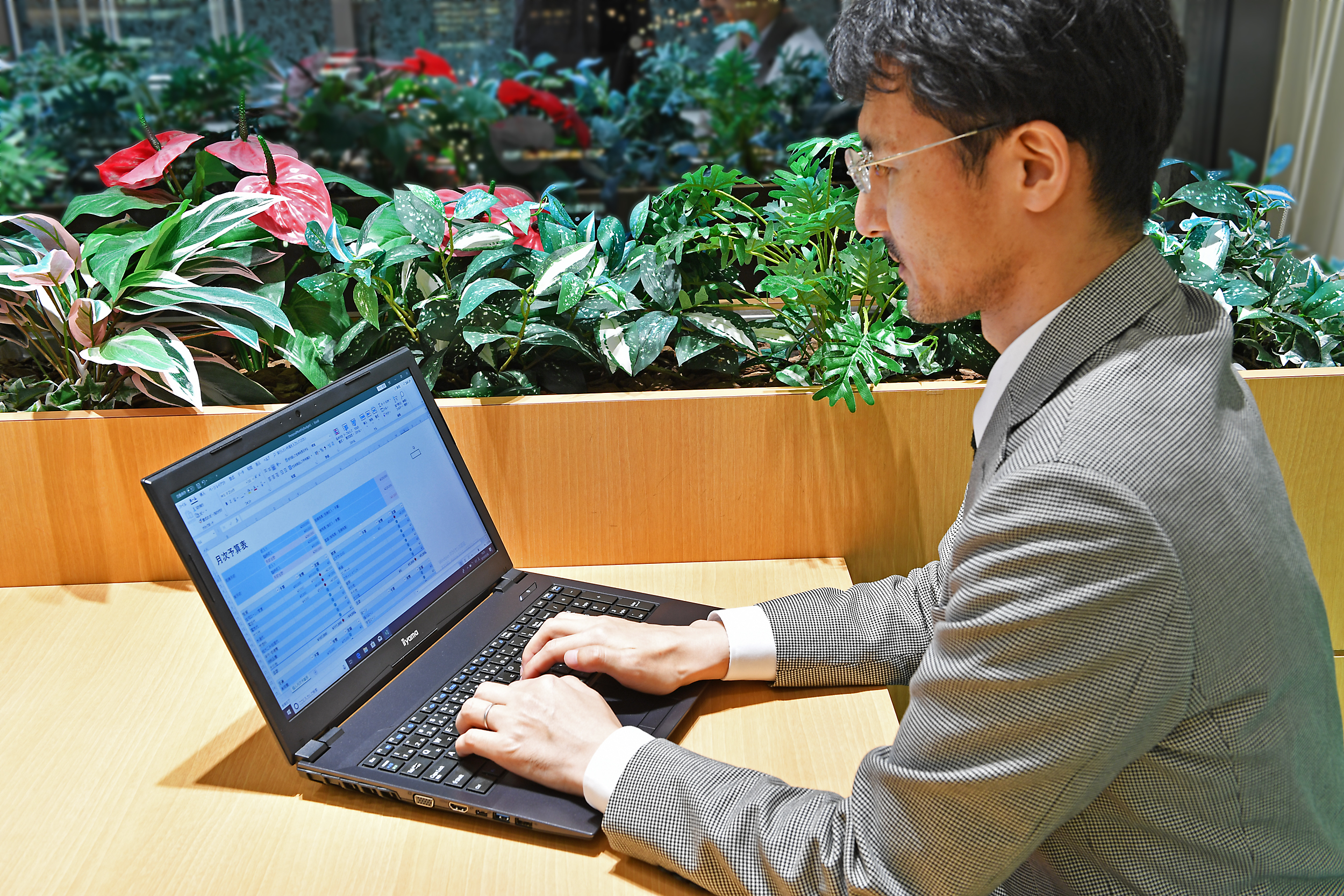 CPUはデスクトップ仕様、液晶は15型フルHD、キーボードはテンキー付。まさにデスクトップPCの機能を凝縮したような内容。そのため、古いデスクトップPCの置き換え用にもピッタリだ