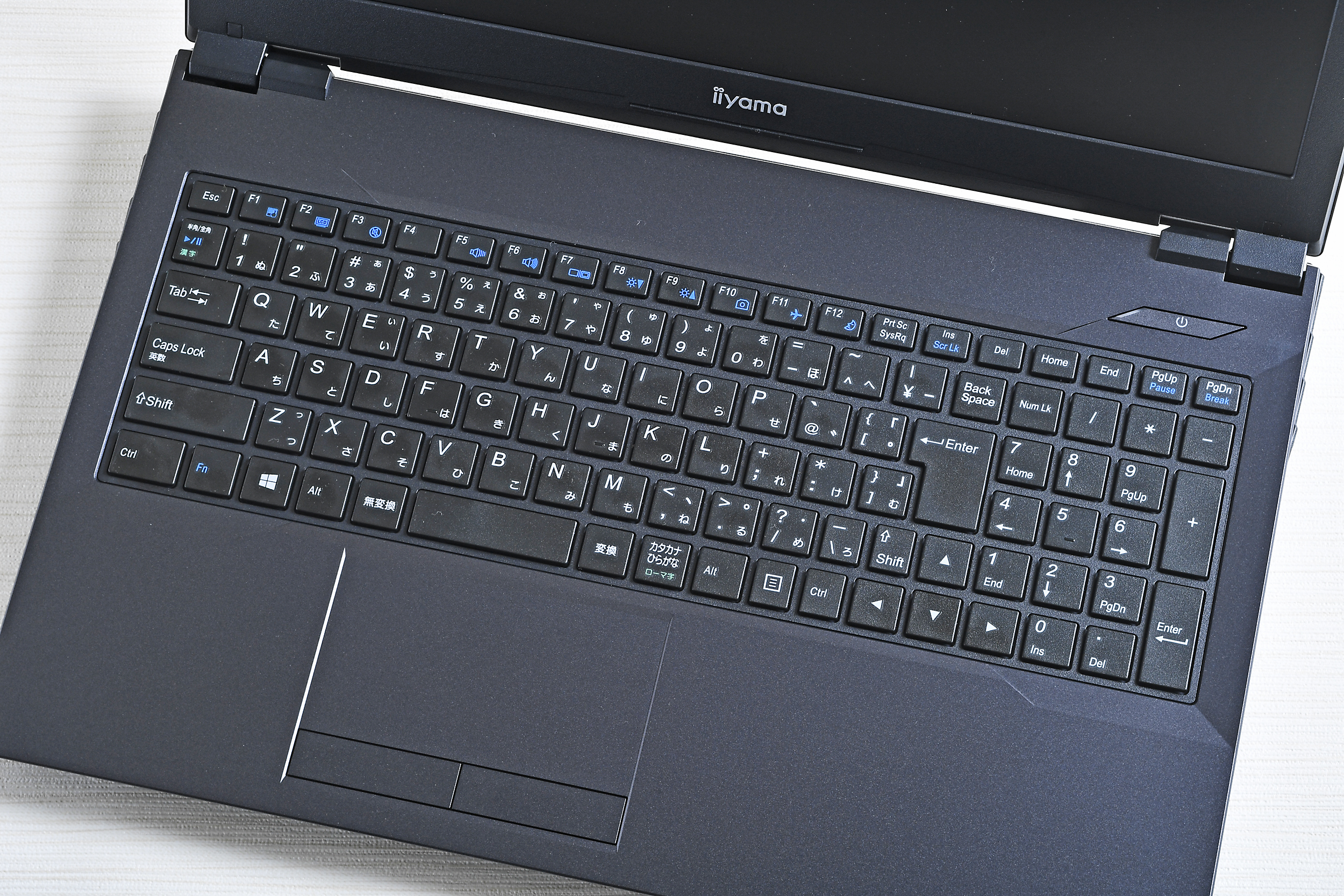 キーボードはクセのない配列で、テンキー付。やはりExcelでの単純な数値の入力はテンキーがあると速い