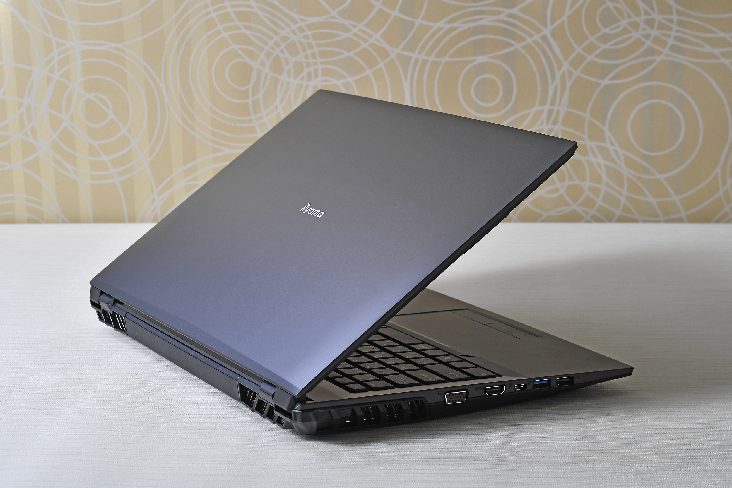 背面も含めて全体的にシンプルなデザイン。出先でクライアントに見られるPCであれば、安っぽい外観のものは避けたいところだが、本機は質感のよいガンメタ仕上げだ。