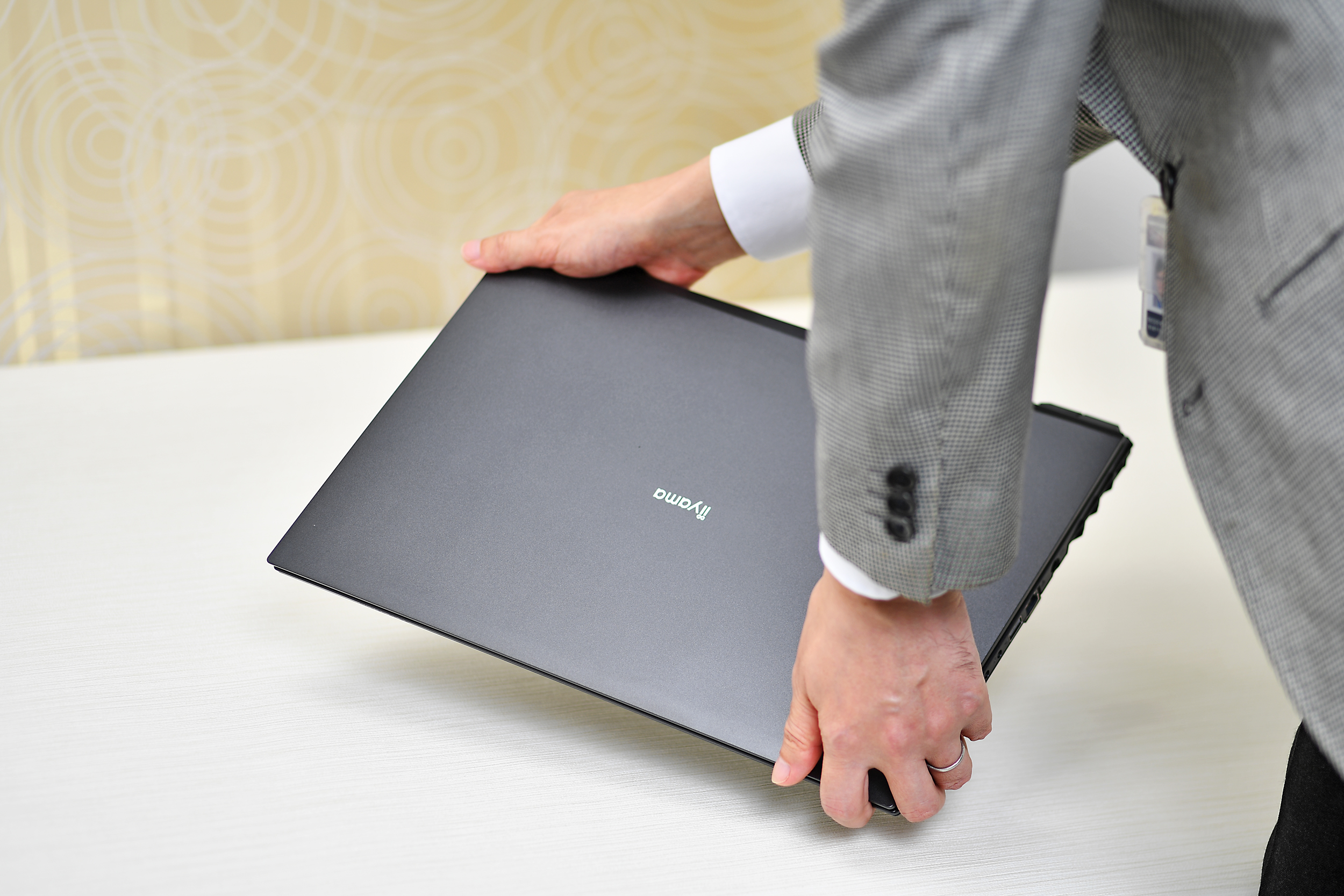 本体サイズはA4変型のDOS/V POWER REPORTより二回り程度大きい。とはいえ、持ち歩きは十分可能