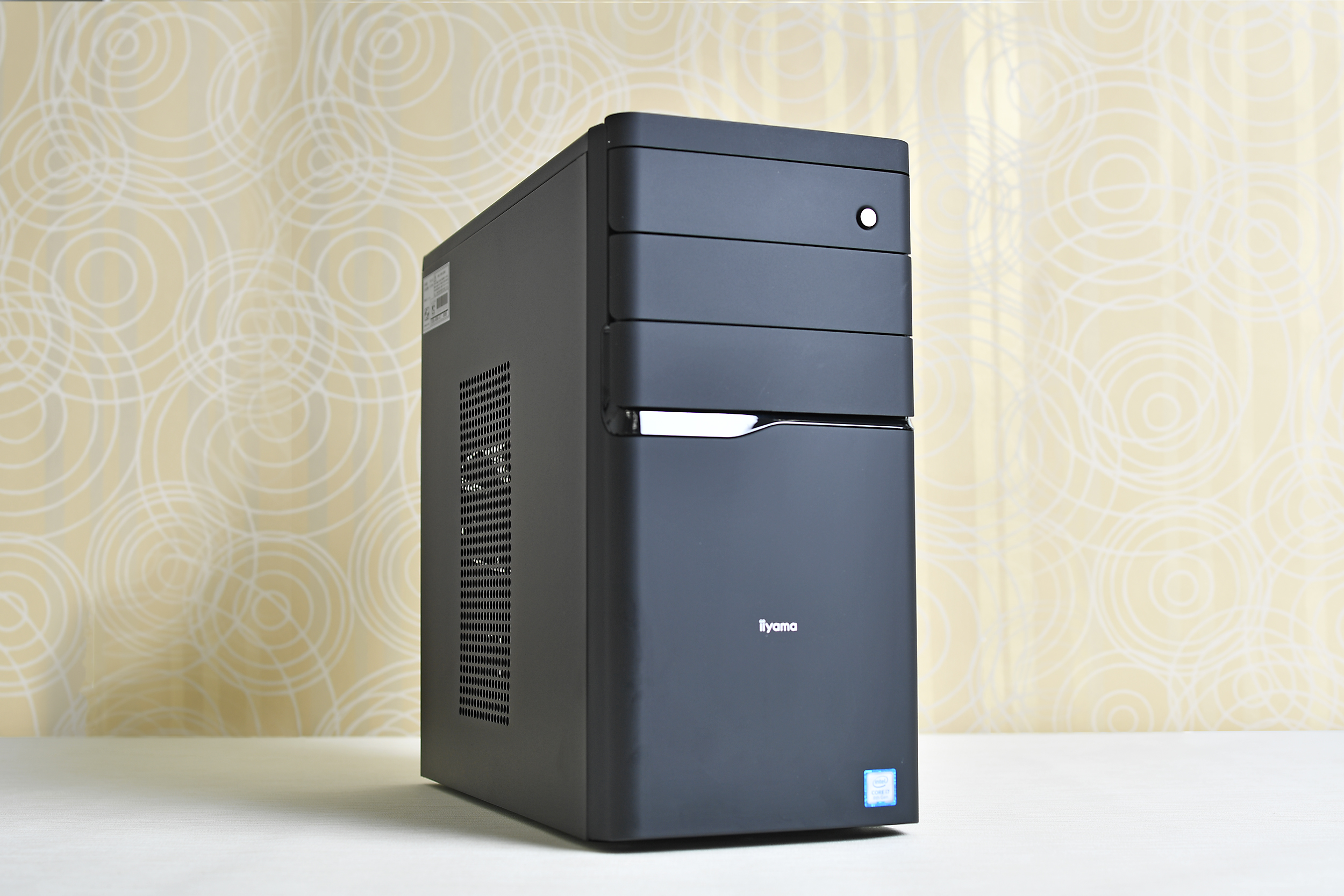 ミニタワーと言っても、結構コンパクト。スリムデスクトップタイプのSTYLE-S0B6-i5-UH（左）と高さはほぼ同じで、幅が広くなったイメージ