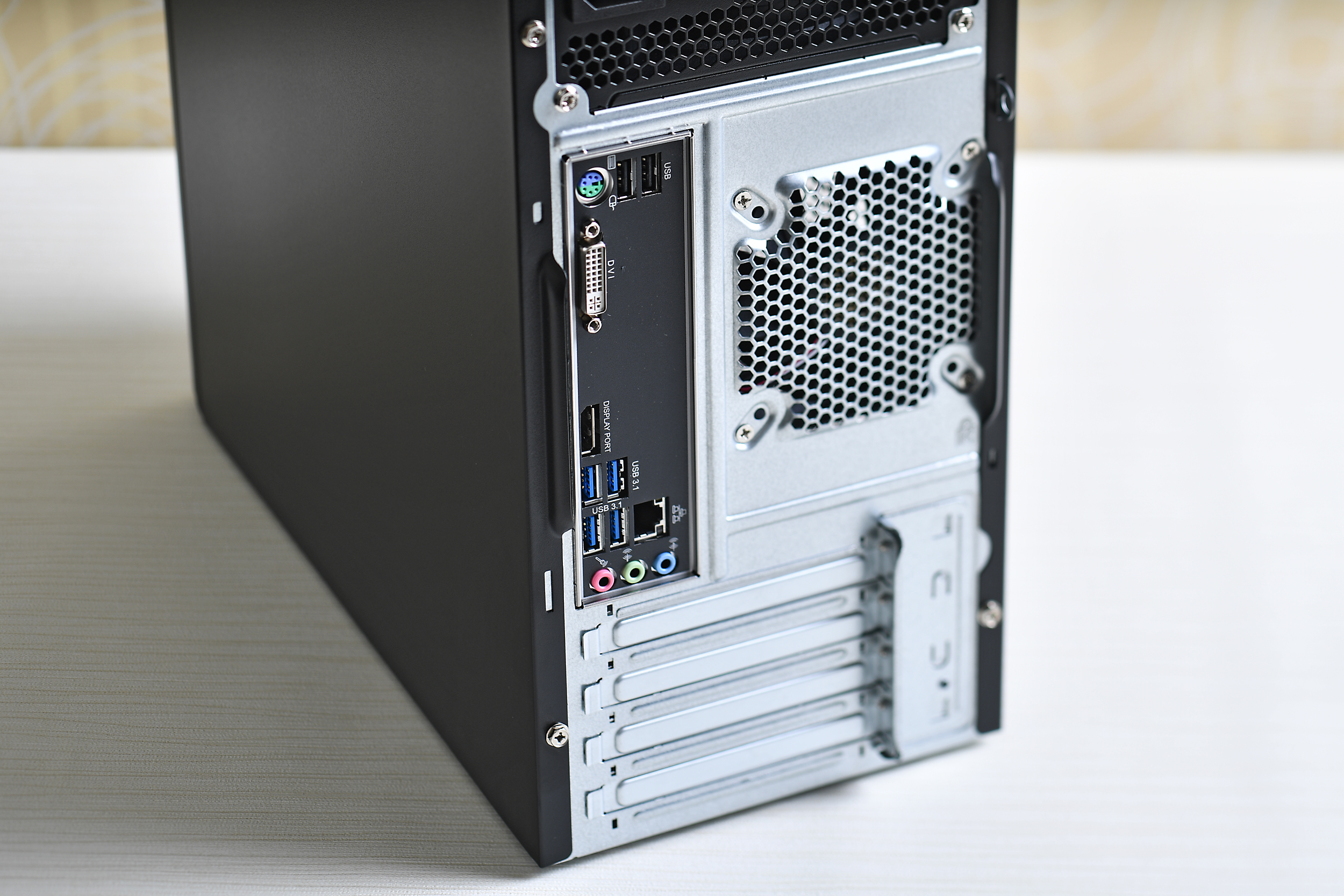 背面にはUSB 3.1ポートを搭載。ディスプレイ出力はDVIとDisplayPortだ