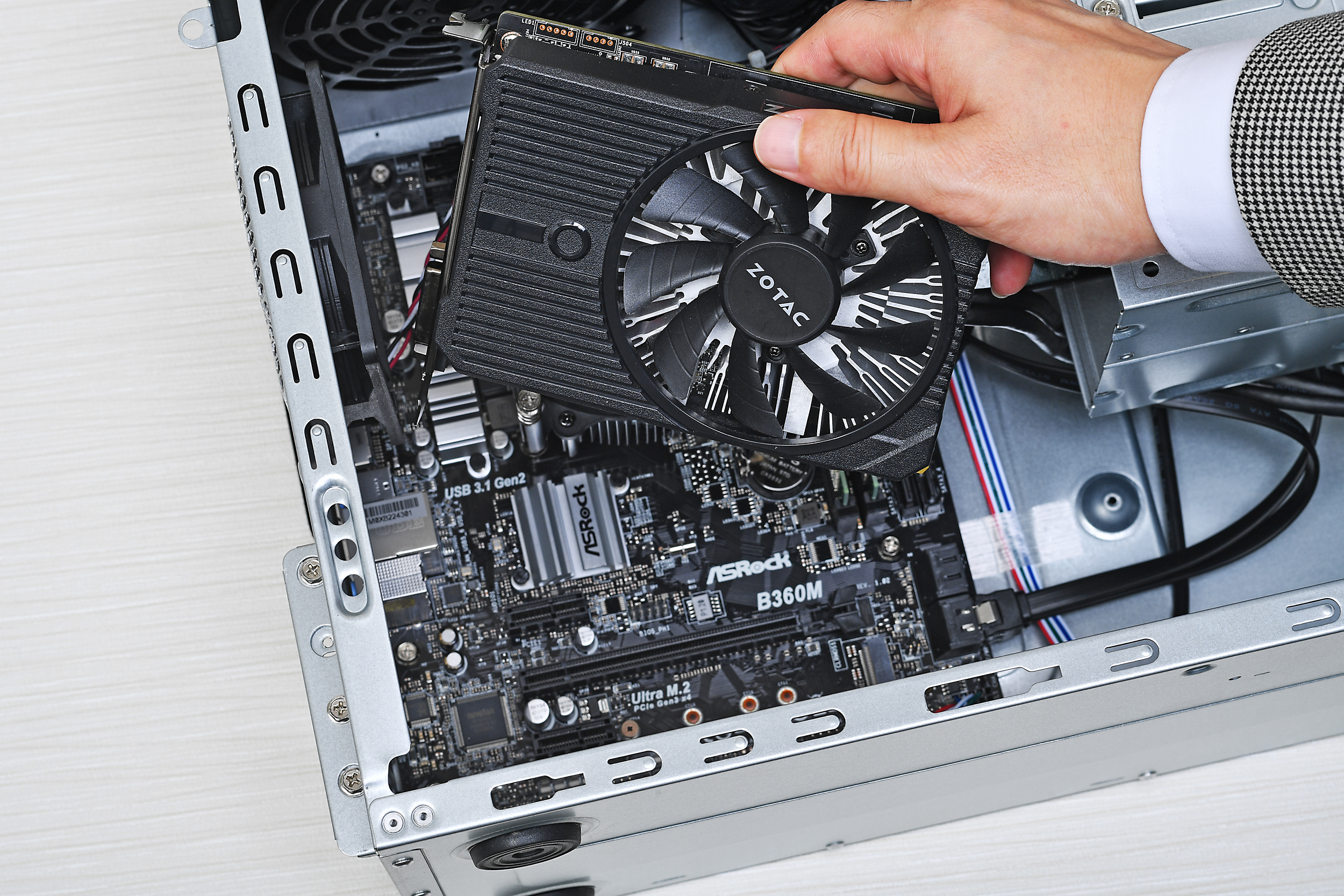 ミニタワー筐体は拡張性がウリ。BTOオプションでビデオカード（写真のビデオカードとは異なります）を搭載することも可能。購入時はビデオカードなしとしておき、将来的に性能が欲しくなったら自分の手でビデオカードを増設するというプランを立てることができるのも強み