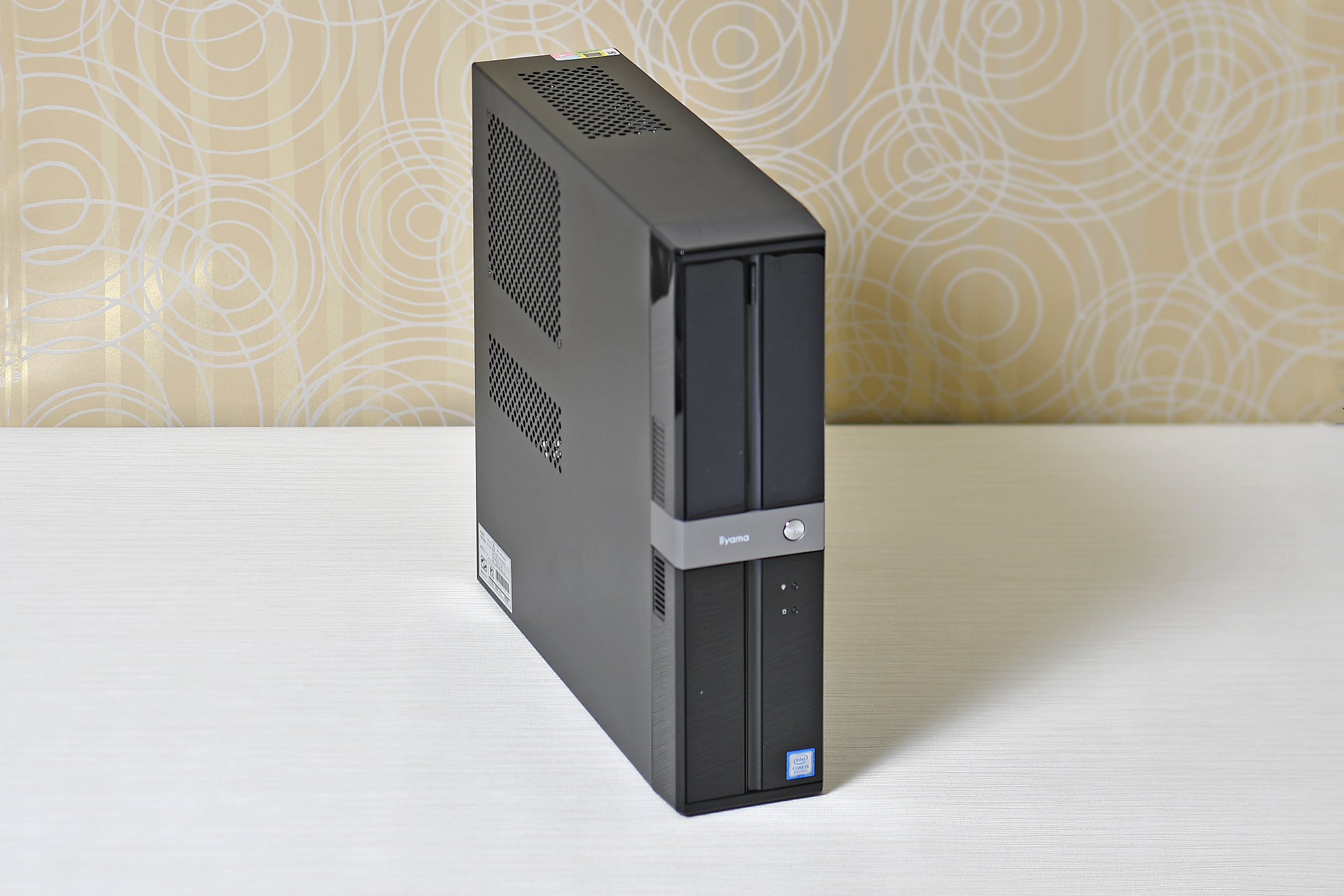 ユニットコムの「iiyama STYLE-S0B6-i5-UH」。ビジネスデスクトップPCでは定番のスリム筐体に6コアのCore i5-8400を搭載しつつ、ムダをそぎ落とすことで価格を抑えている。