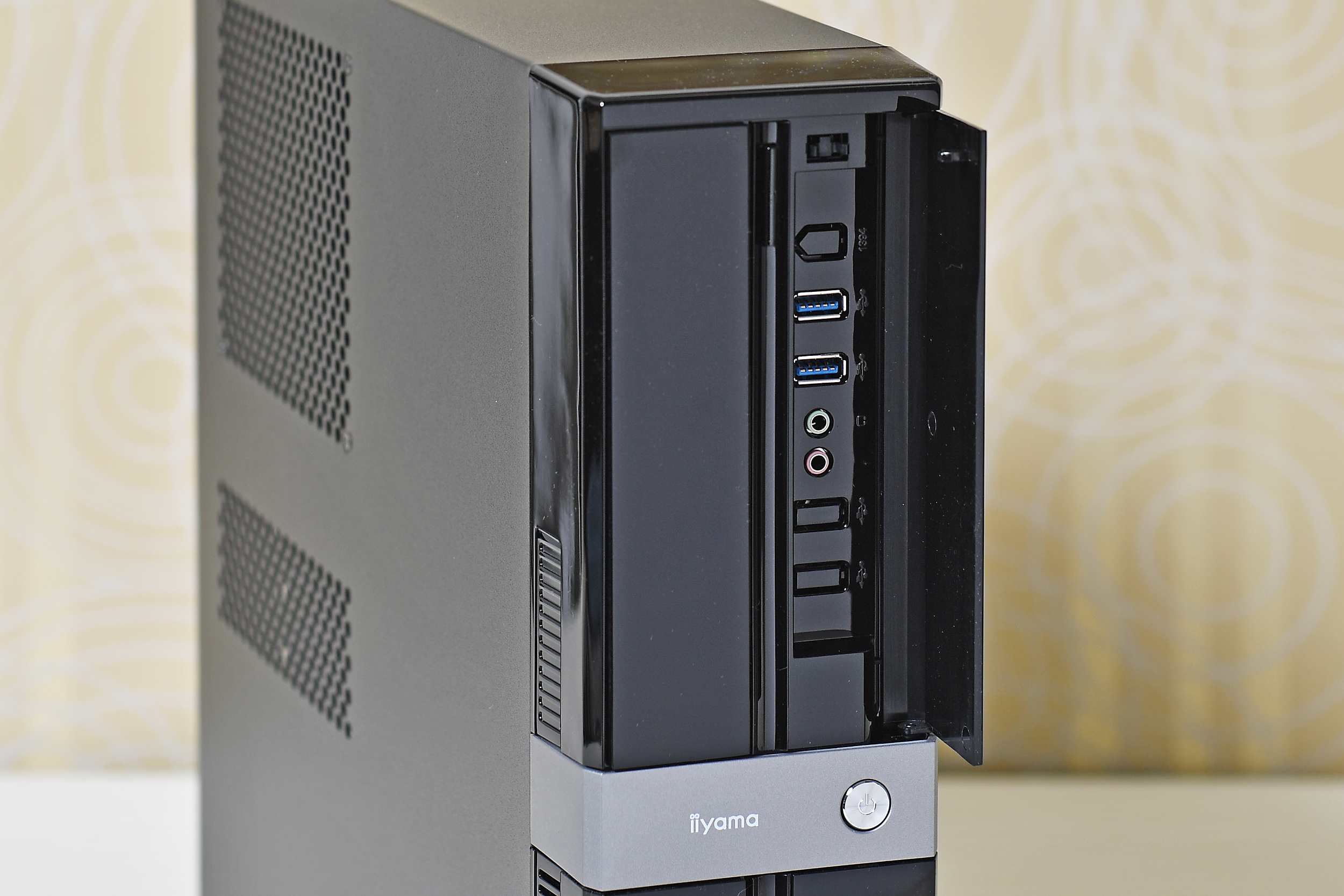 USB 3.0やヘッドホン、マイクなどの前面インターフェースはフタで隠されている。オフィスでこれらの端子にケーブルを挿しっぱなしにすることは少ないと思われるので、隠してすっきりできるのはうれしい