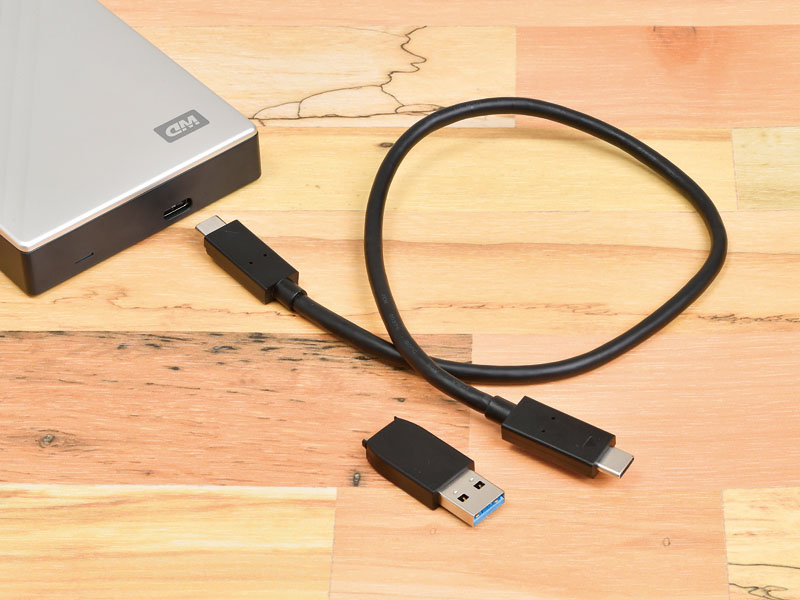 パッケージにはUSBケーブル（Type-C）とType-A変換コネクタが付属するので、ほとんどのパソコン環境に対応する