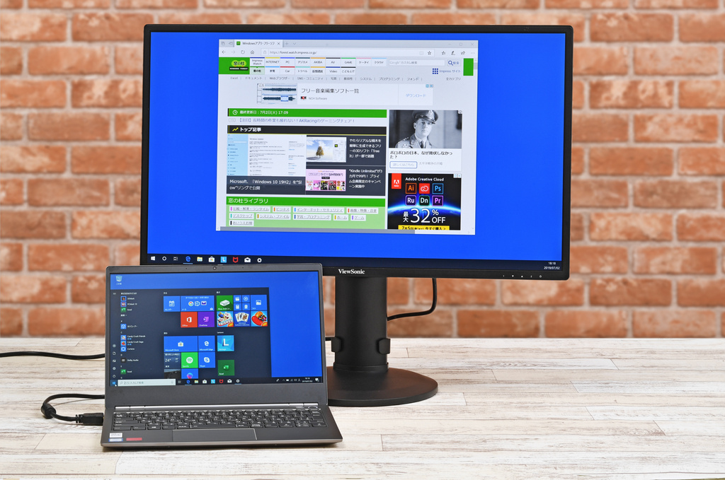 液晶パネルを上に移動し、その下にノートPCを置くという使い方も可能