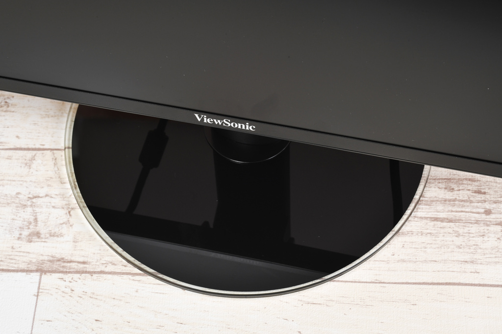 VA2719-2K-SMHD-7は強化ガラスの透明感が美しいスタンドを採用