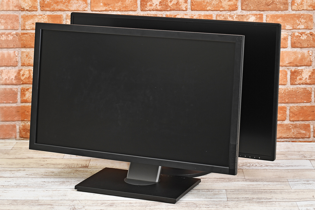 奥側がVG2719-2K-7、手前が24型の古い液晶ディスプレイ。サイズ感的には一回り大きくなった程度。実際に置き換えてみると、表示面積だけが大きくなったように感じてちょっと驚く