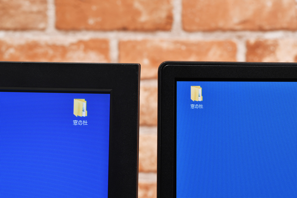 左は24型で1,920×1,080ドットの液晶ディスプレイ、右は27型で2,560×1,440ドットの液晶ディスプレイ。アイコンや文字のサイズはほぼ同じだ