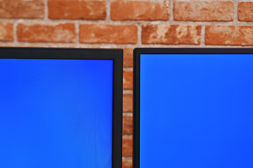 左が古い24型の液晶ディスプレイ、右がVG2719-2K-7。額がかなり狭いことがわかる