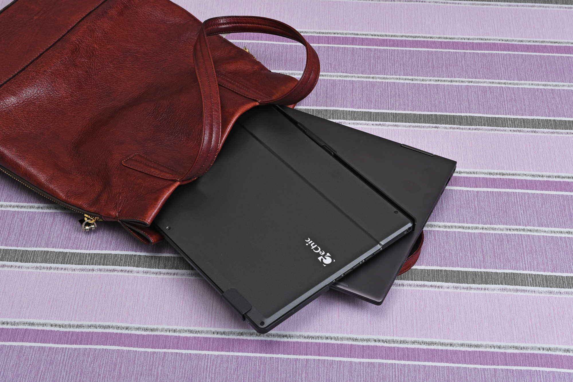 A4ノートPCが入るカバンであれば、多くの場合は一緒に持ち歩けるだろう。カバーを含めて1kgを切っているので重量面の負担も少ない