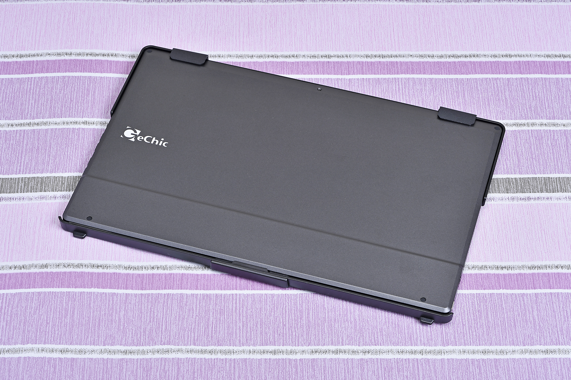 液晶パネル部分を保護する向きでカバーを取り付けたところ