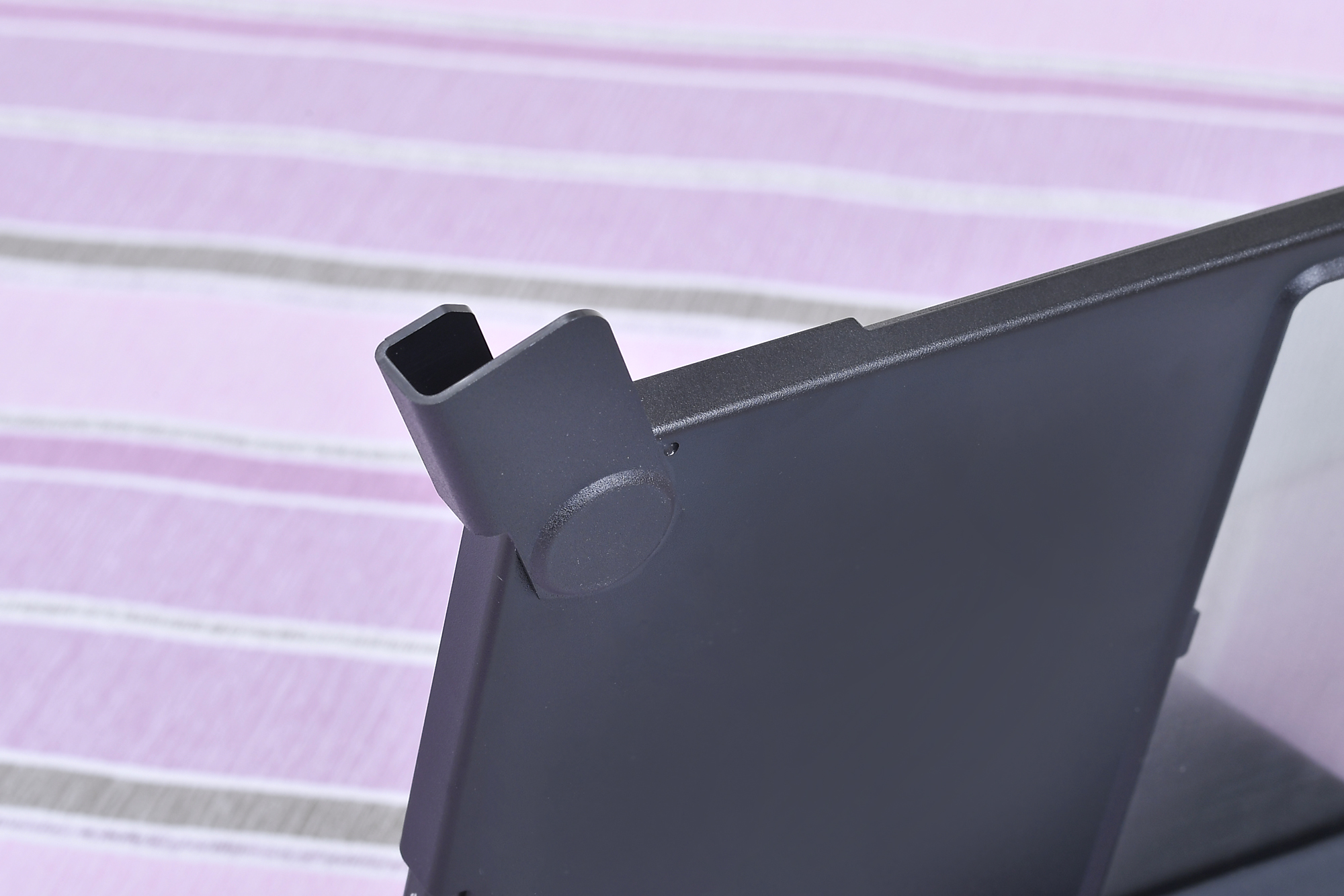 上部のフックでカバーと液晶ディスプレイをガッチリ固定する