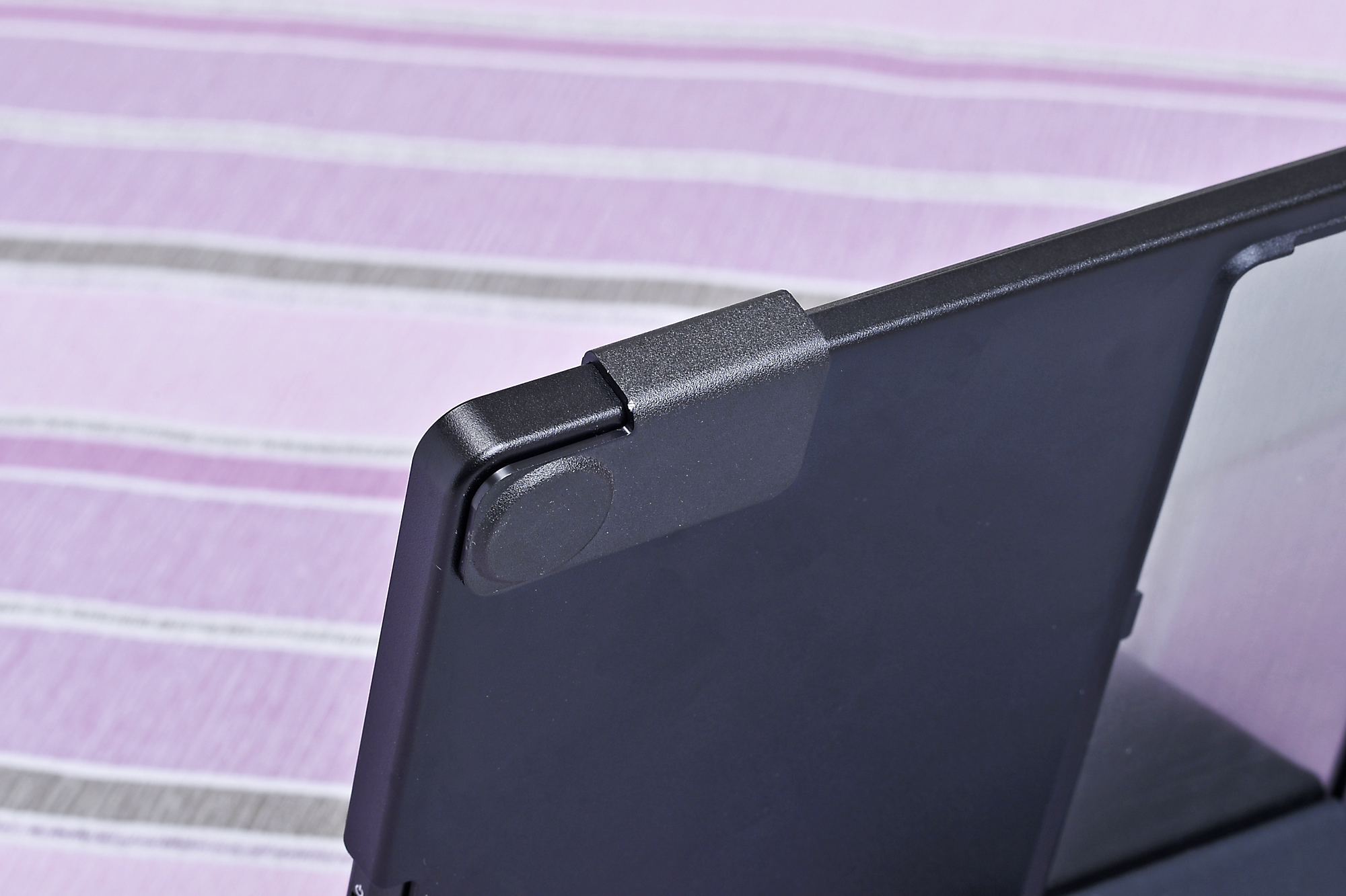 上部のフックでカバーと液晶ディスプレイをガッチリ固定する