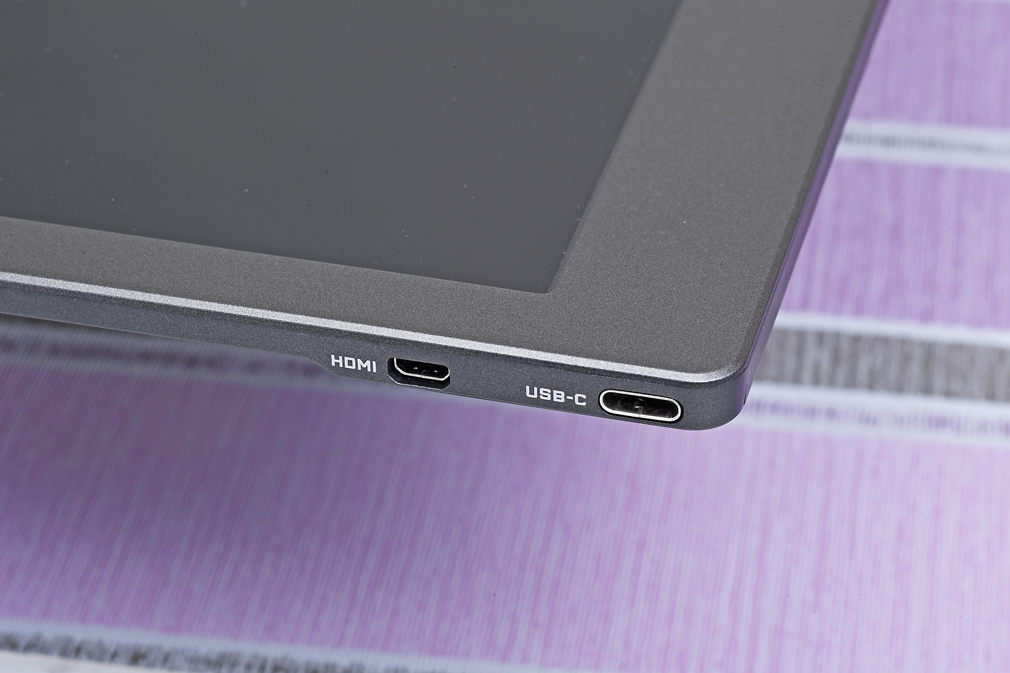 左側面に映像入力端子をまとめて装備する。左がMicro HDMI、右がType-C