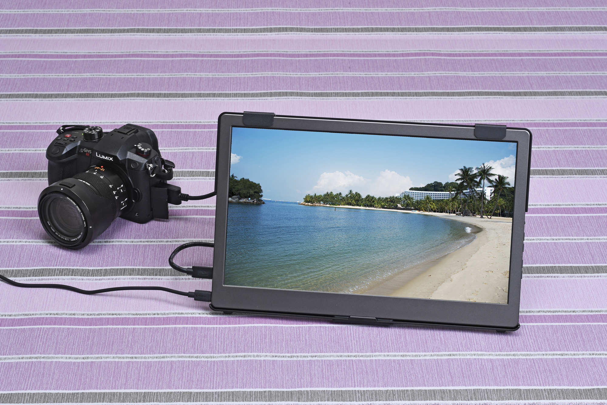 デジカメのHDMI出力をOn-Lap 1306Hにつなげば、撮影現場でわざわざノートPCに接続することなく大きな画面で写真を確認できる。この場合、On-Lap 1306Hは付属ACアダプターで給電する必要がある