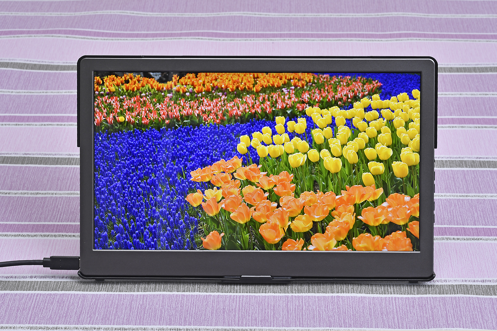 表示される映像は非常に美しい。13.3型でフルHDと画素ピッチが細かいこともあり、緻密感もある