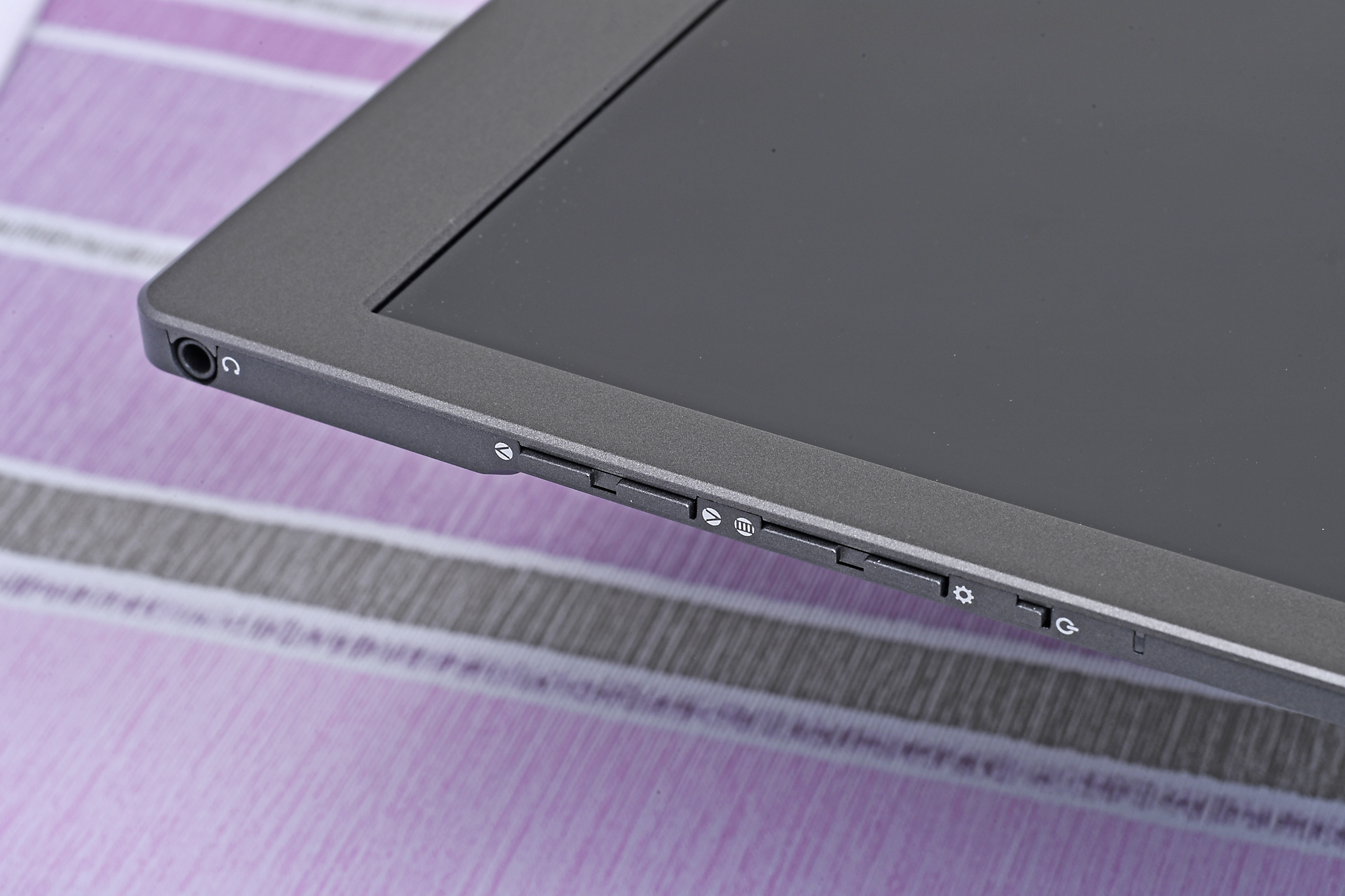 右側面にはボリュームボタンやOSDの調整を行なうボタンなどを装備