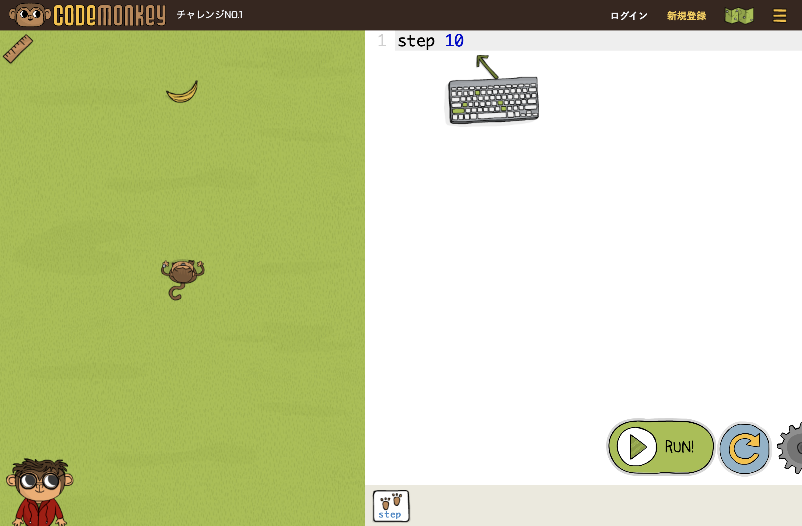 「CodeMonkey」の操作画面。右側がコードの記述エリアになっている。最初は既存のコードの数字を書き換えるだけ。キーボードのビジュアルで入力を促してくれているところ。［RUN!］ボタンで実行すると左側のエリアのおサルがプログラム通りに動く