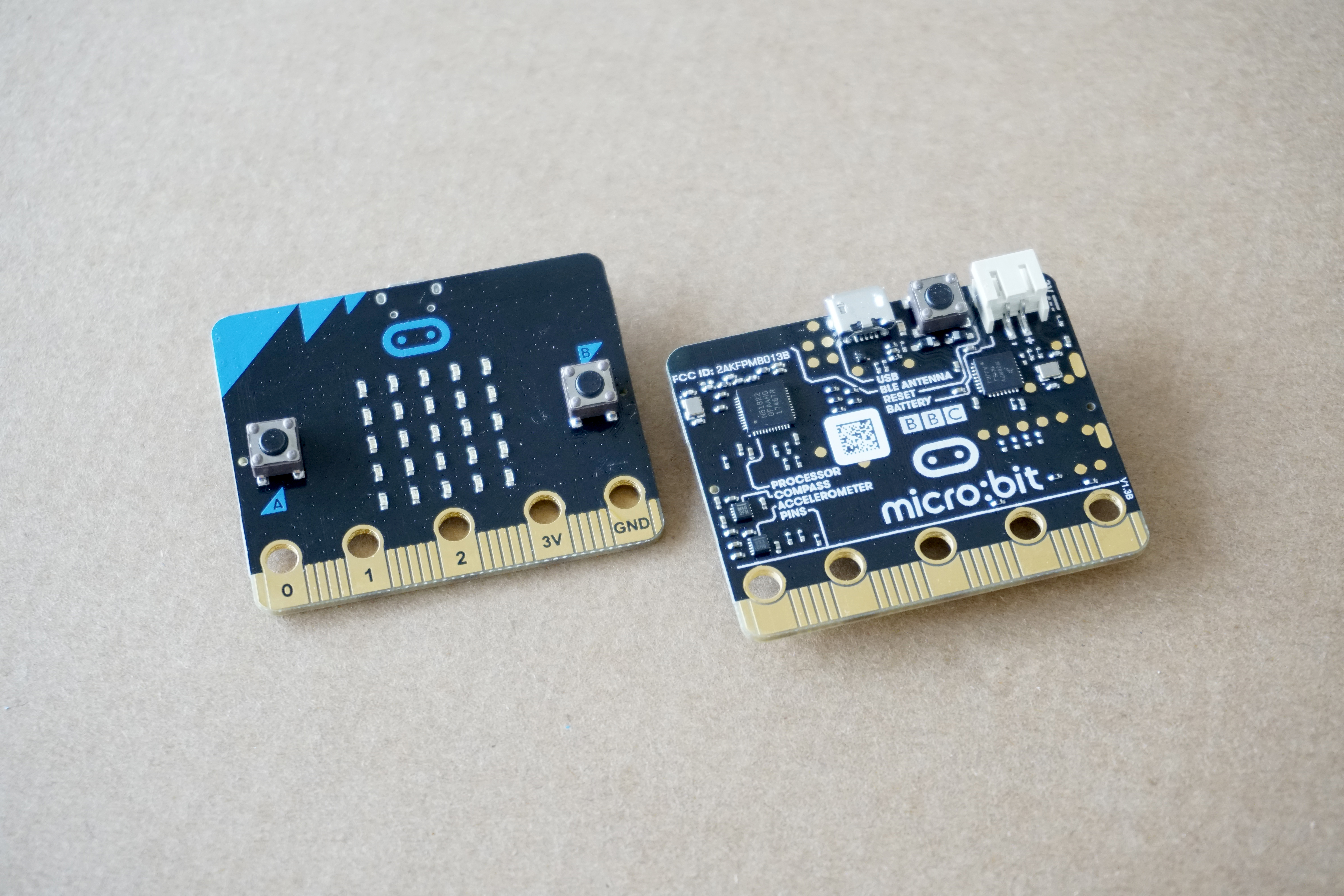 「micro:bit」の表と裏。サイズは5cm×4cm程度。表はボタンとLEDですっきりしていて裏にするとUSBや電源用のコネクタやセンサー類が見える