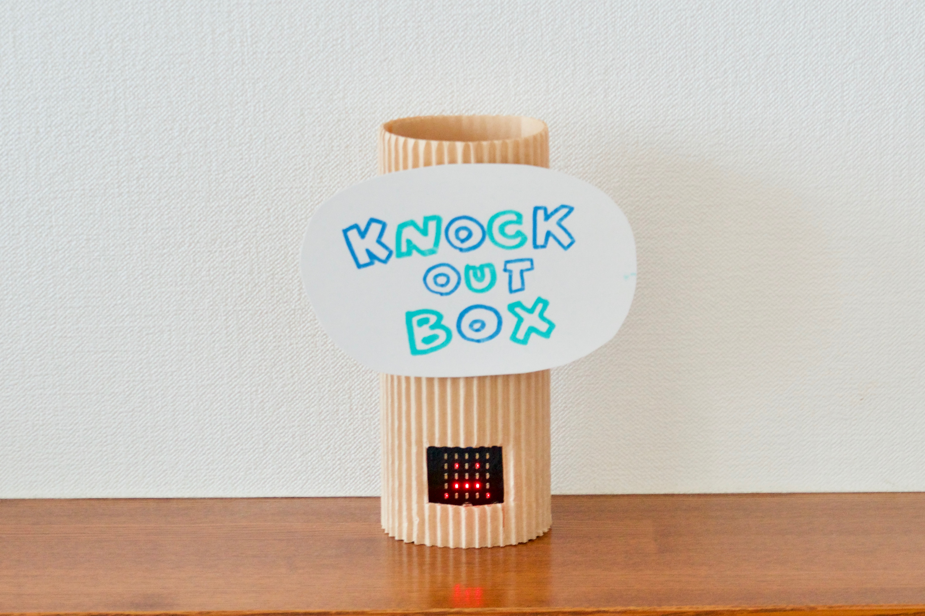 紙筒に四角い窓を開けて内側にmicro:bitをセットするだけでも、電光掲示つきの装置のような雰囲気に。もっと作り込めば凝った演出もできる