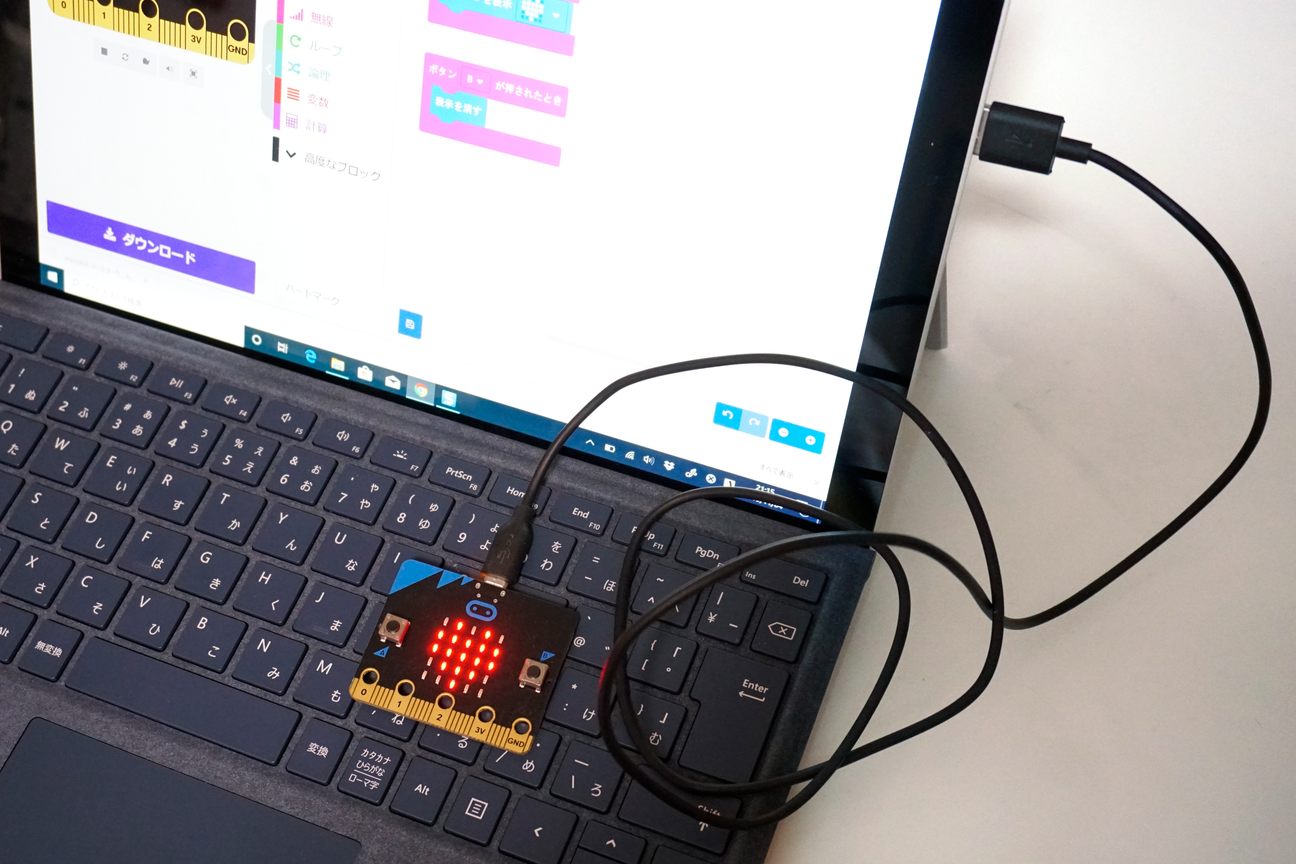 USBケーブルをつないだまま動作確認をしたところ。「micro:bit」本体でハートマークが表示されている