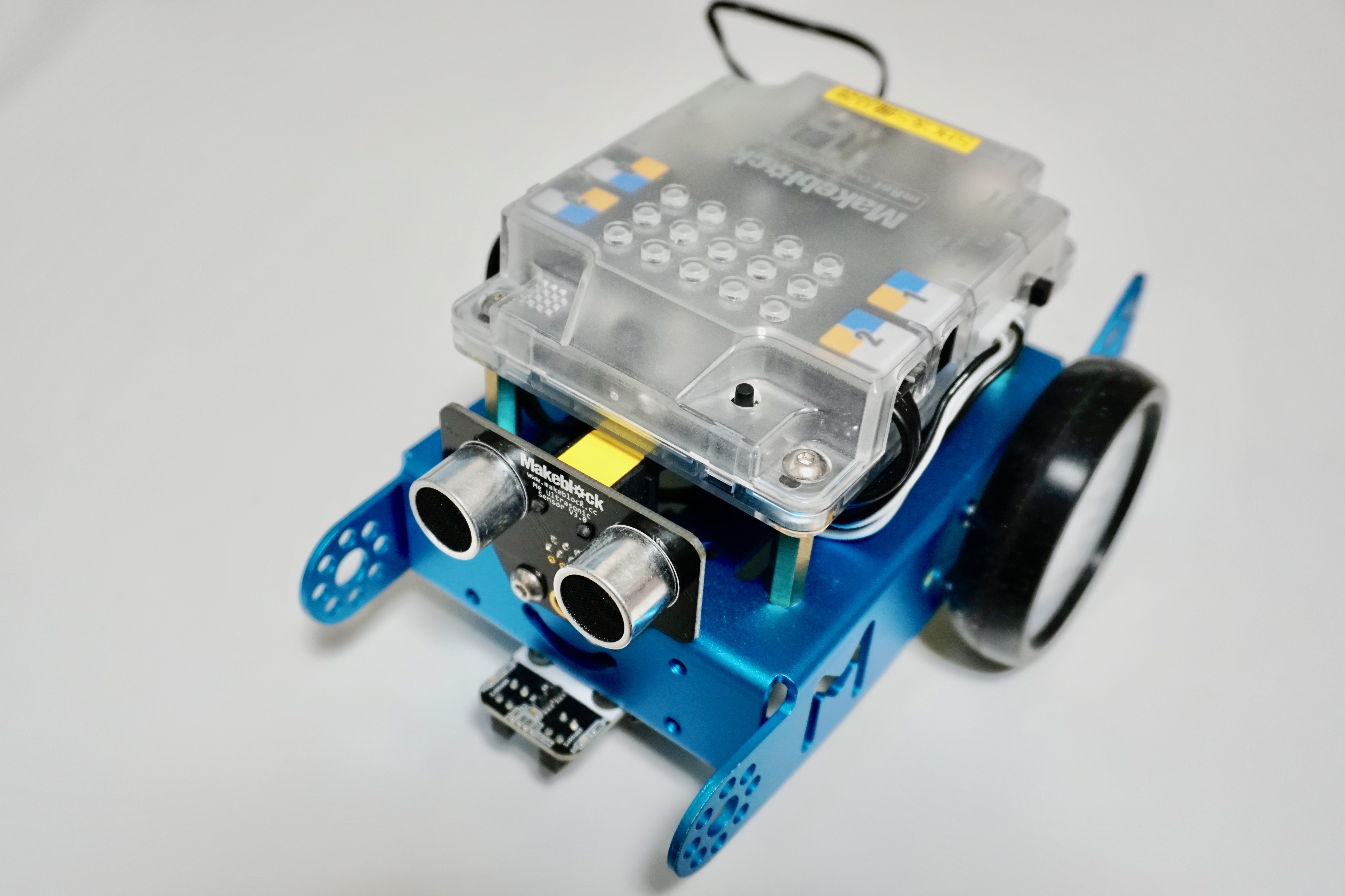 組み立て後の“mBot”。目は超音波センサーになっている