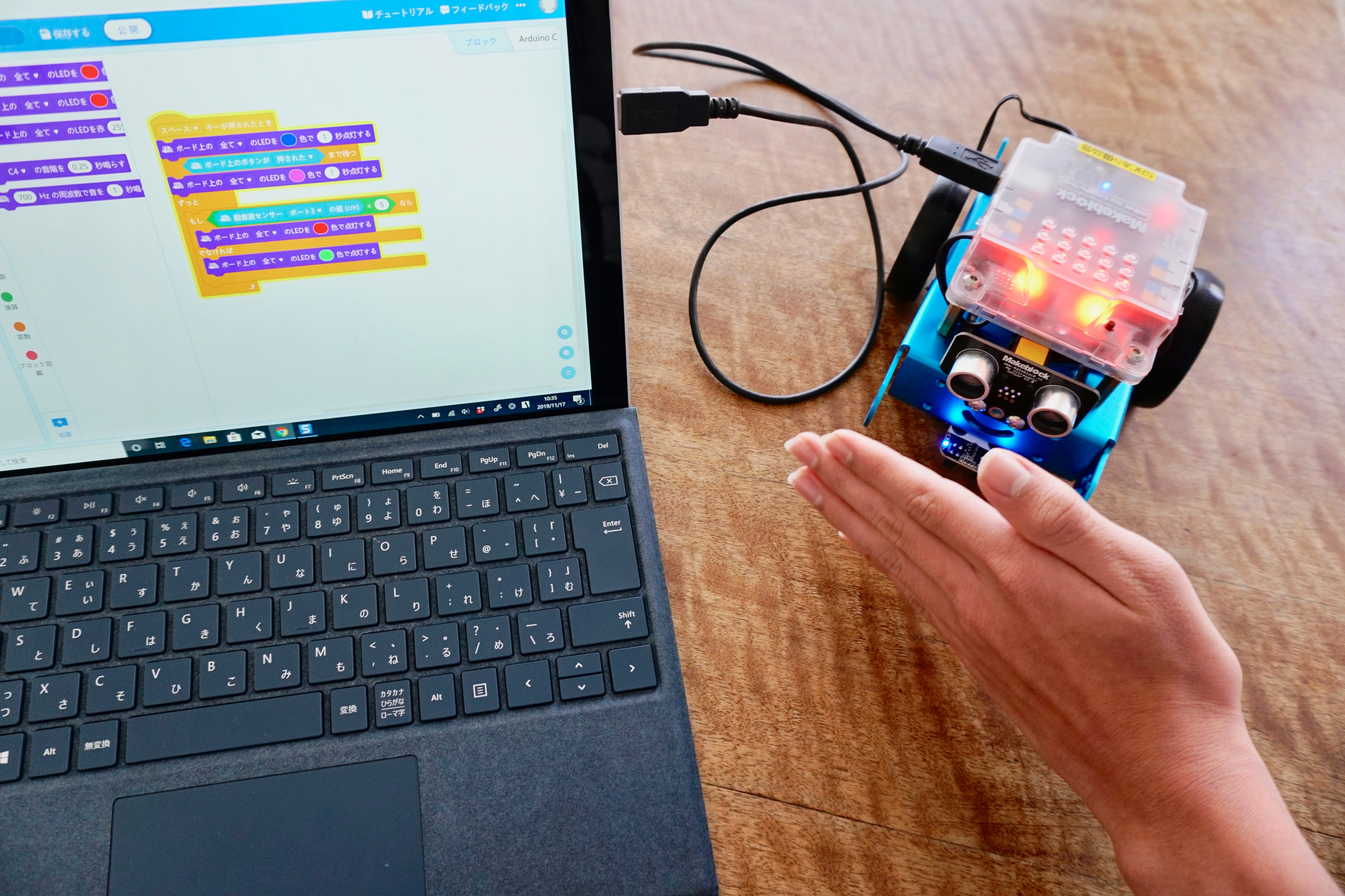 USBでつないだまま動作テストをしているところ