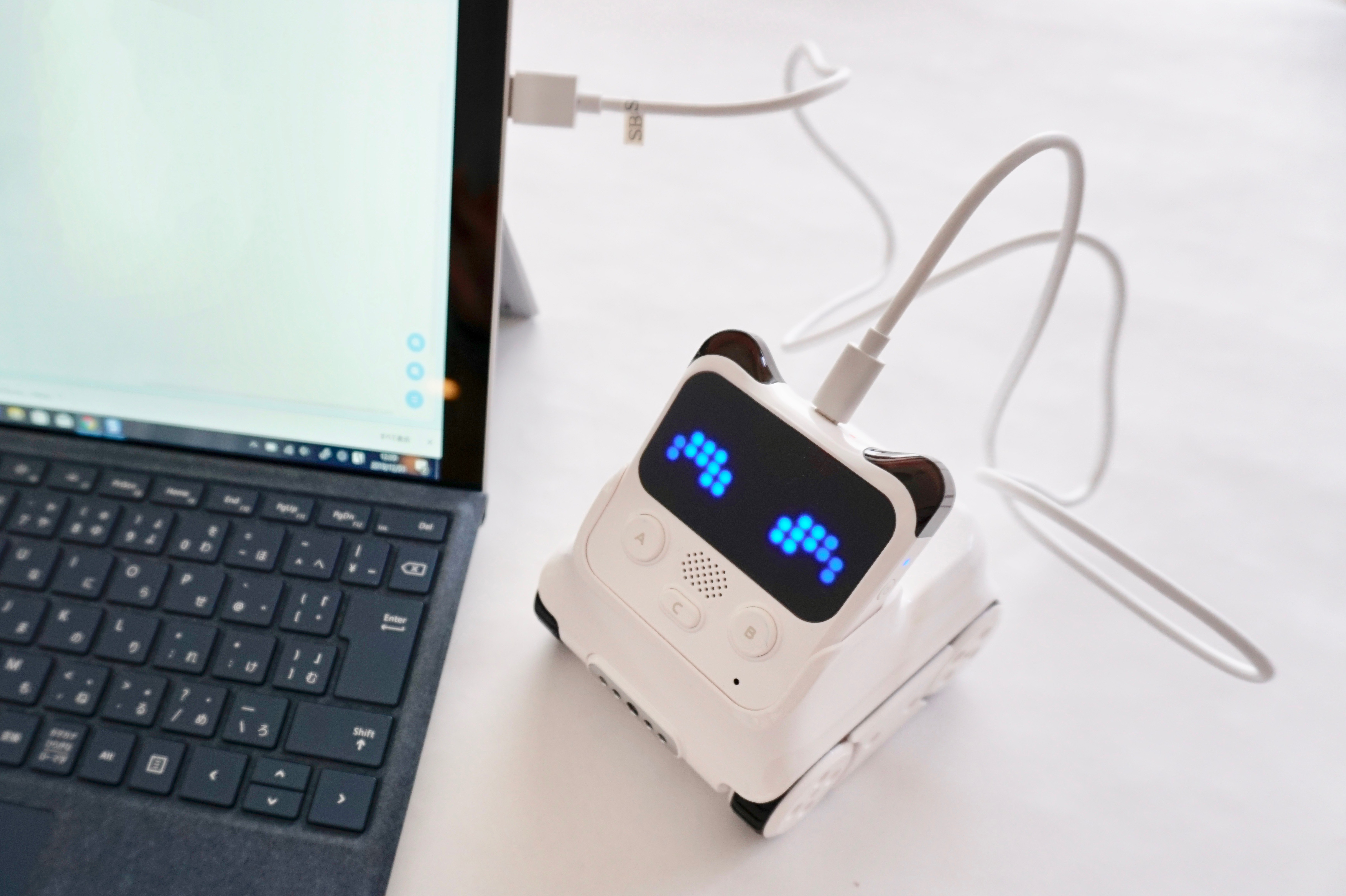 “Codey Rocky”をUSBケーブルでパソコンにつないだところ。