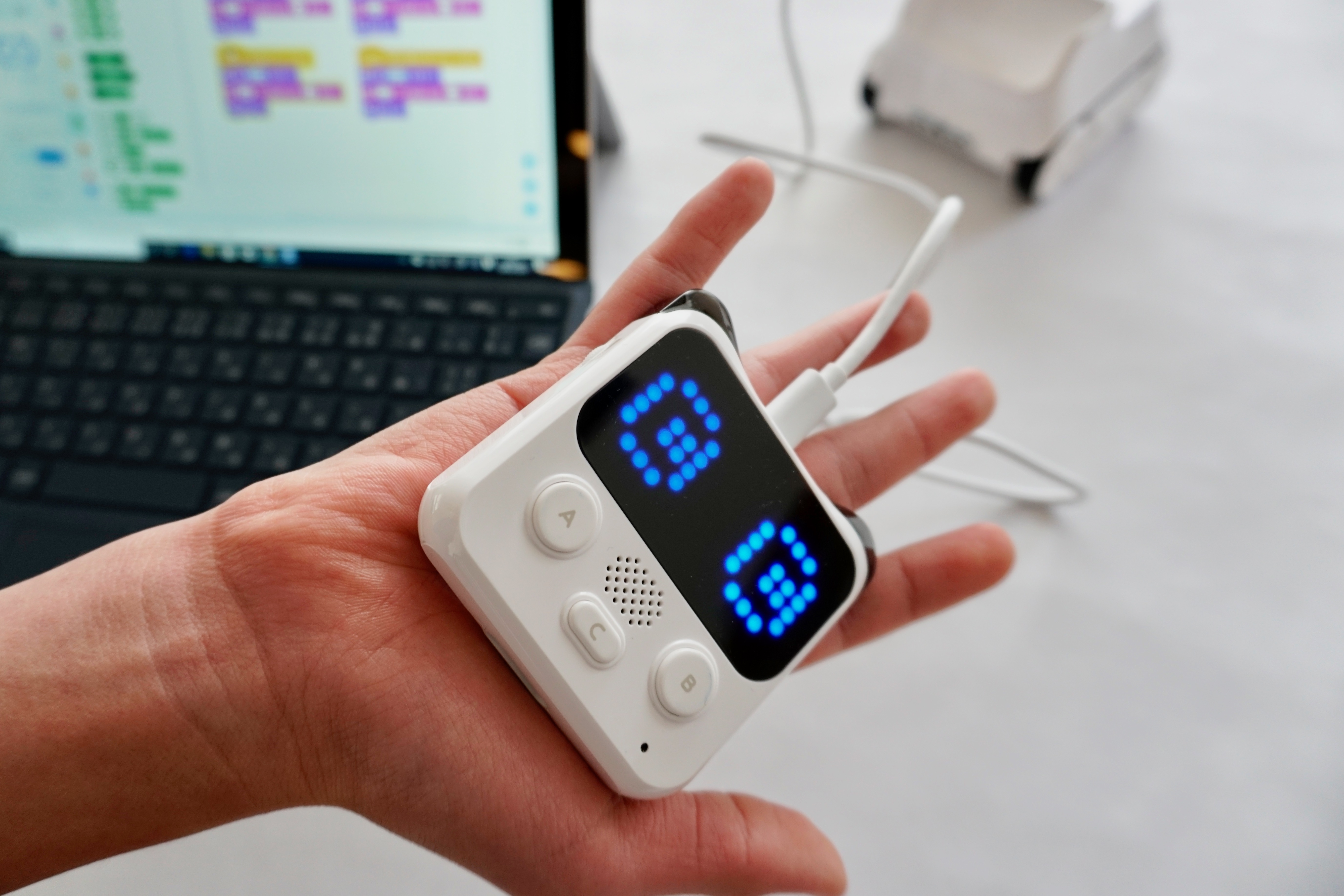 USBケーブルで接続したまま試しているところ。手前に傾けると目は下向き、右に傾けると目は右向きになる