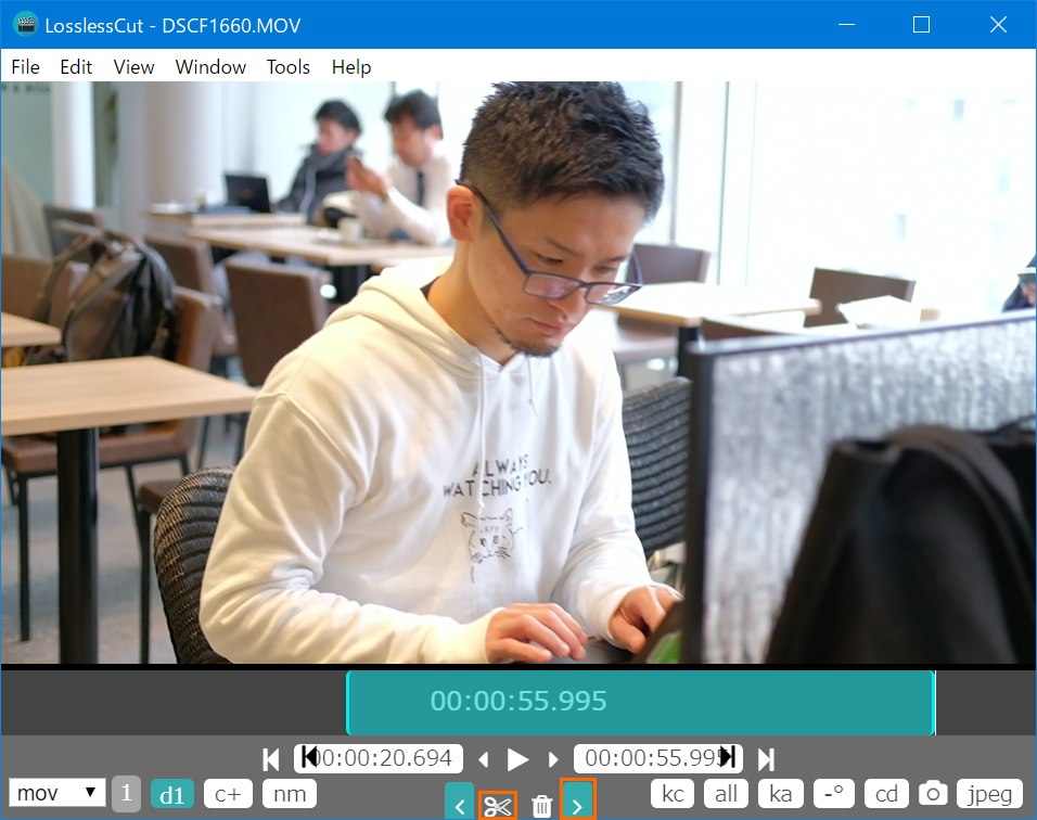 トリミングの終了位置までスライダーを移動し、［＞］をクリック。これでトリミングの範囲を設定したら、［✄］アイコンをクリックする