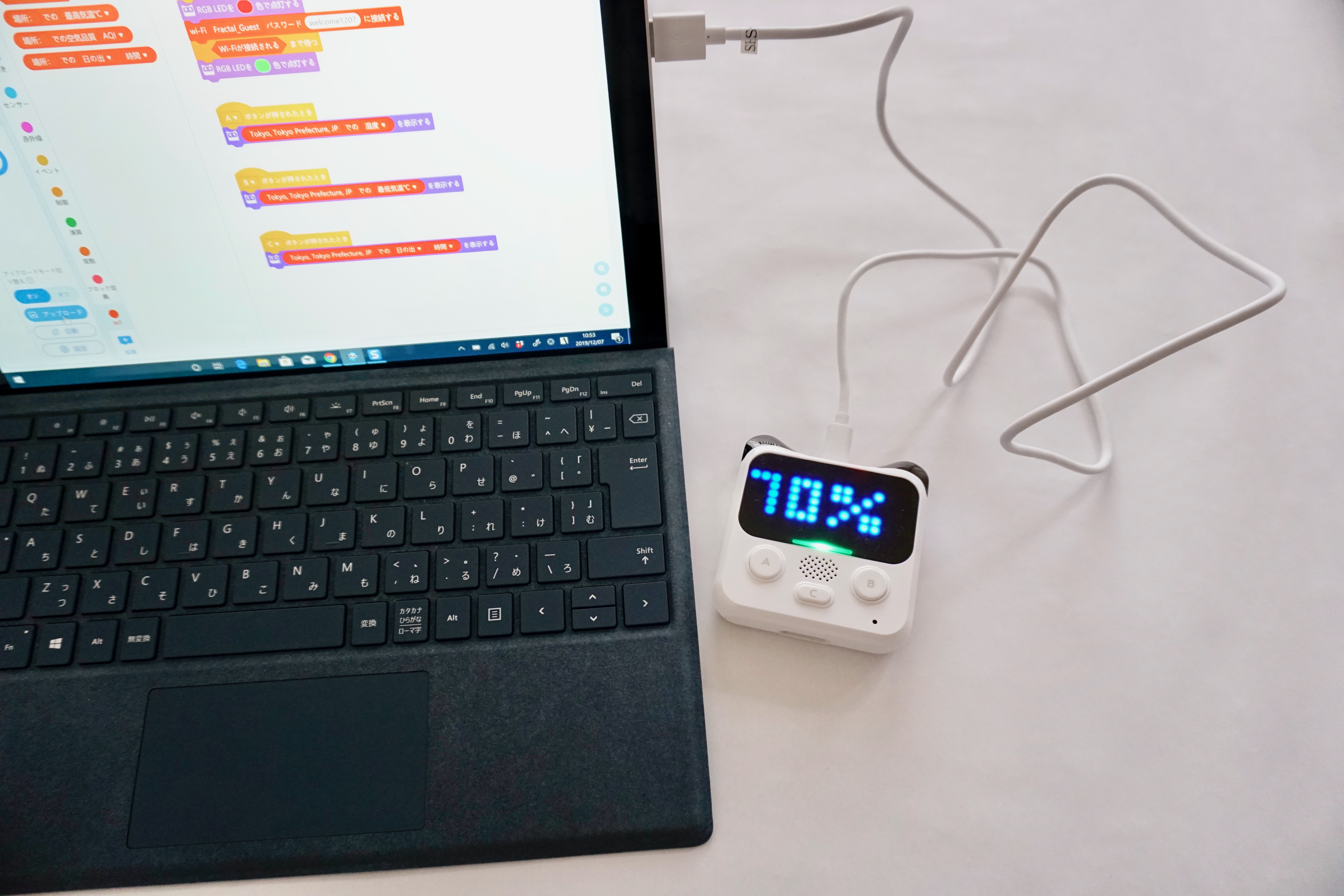 Wi-Fiに接続するとLEDがグリーンに点灯し、その後、［A］ボタンを押すと東京の湿度が表示された