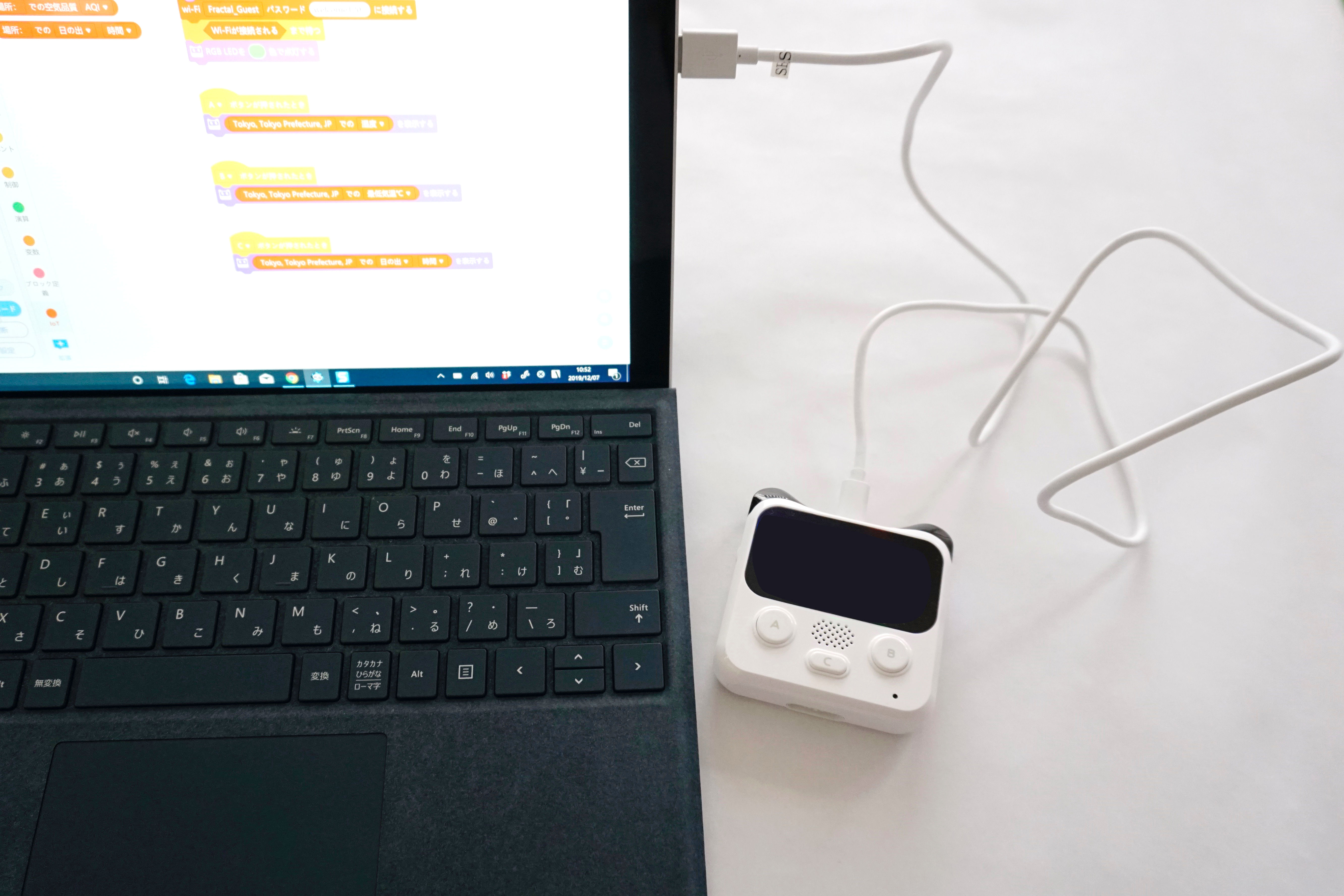 “Codey”をUSBケーブルでパソコンにつなぐ