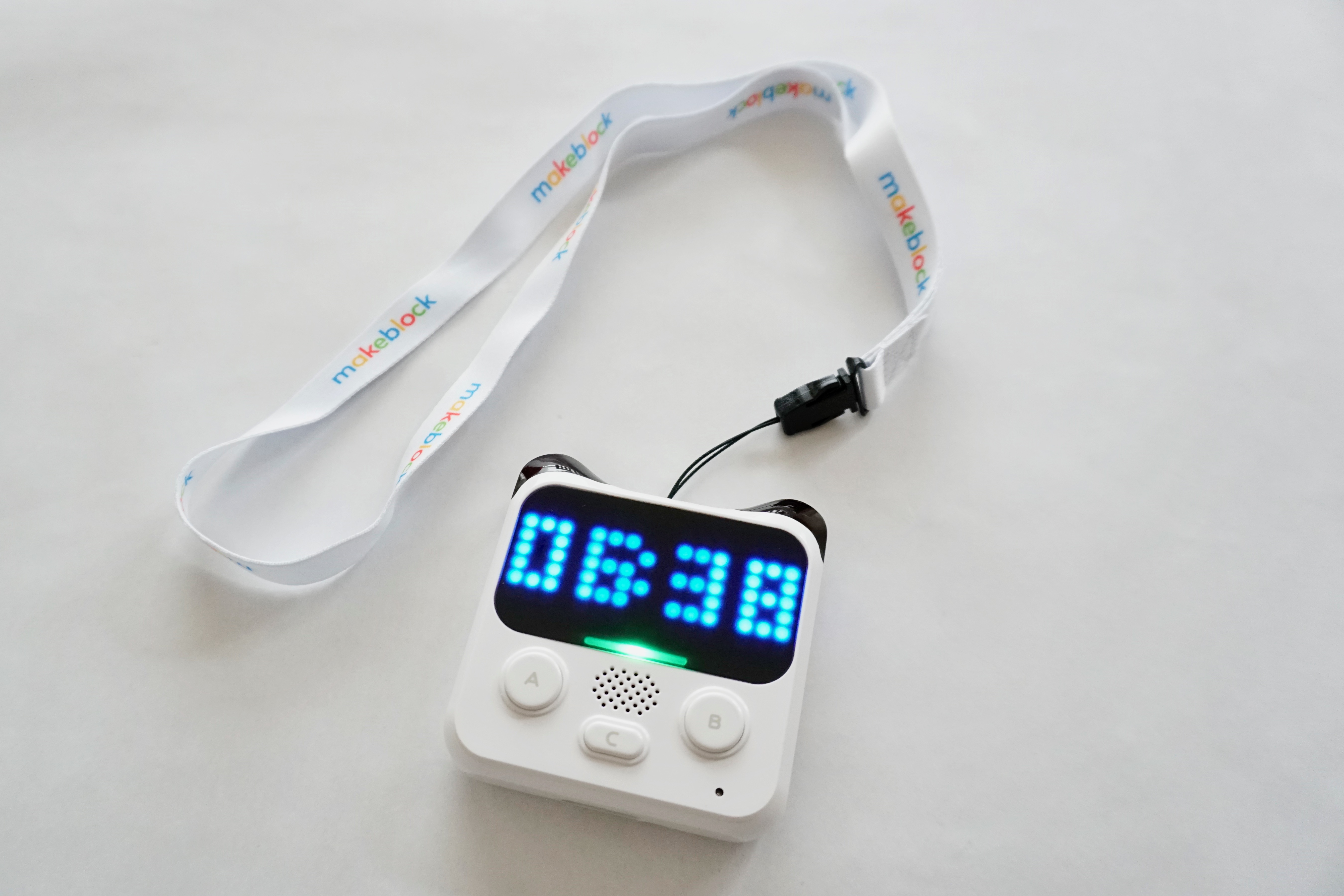 専用ストラップをつなぐと趣が変わる。これは日の出時刻が表示されているところ