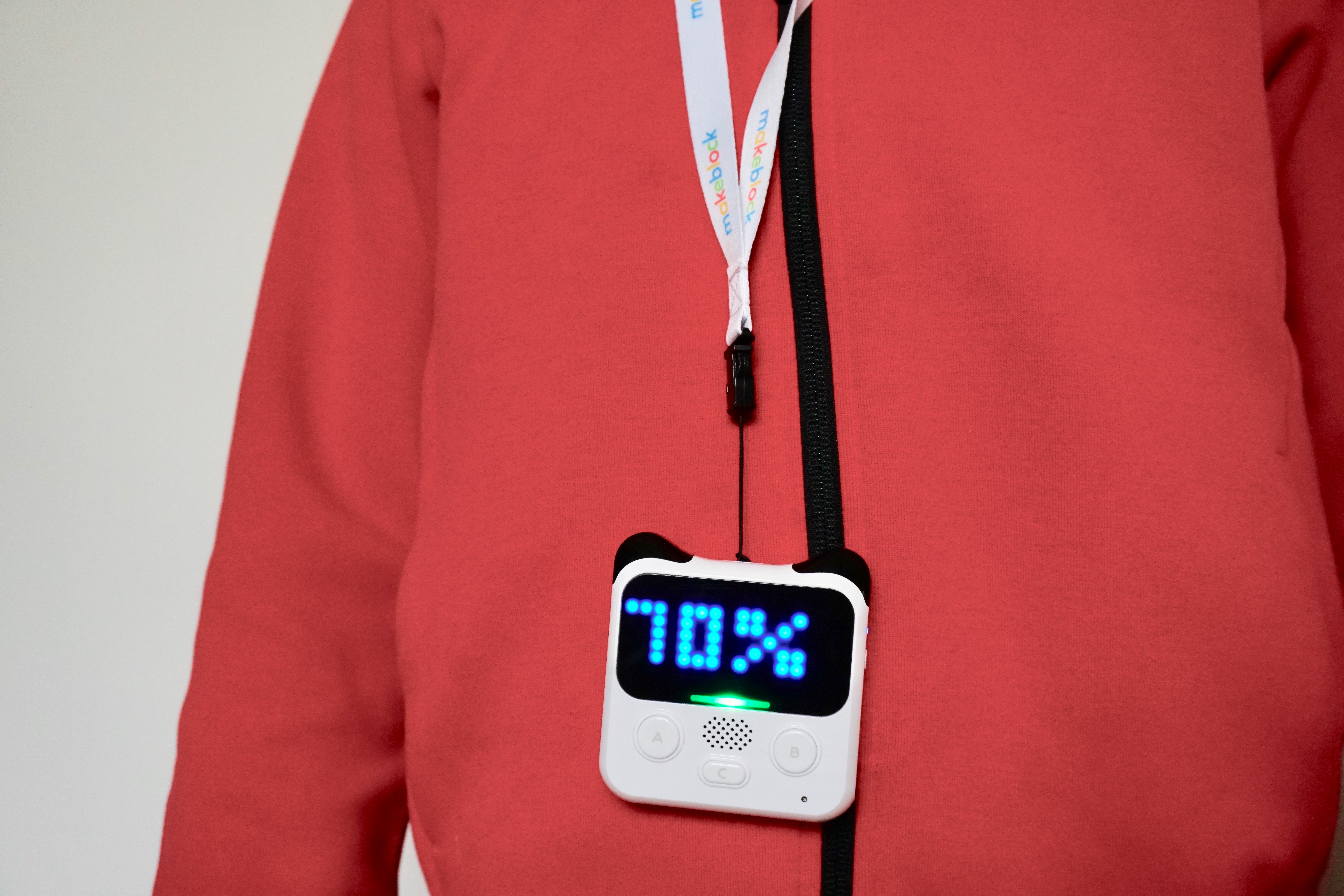 ストラップで首からかけると、子どもはちょっとうれしそう