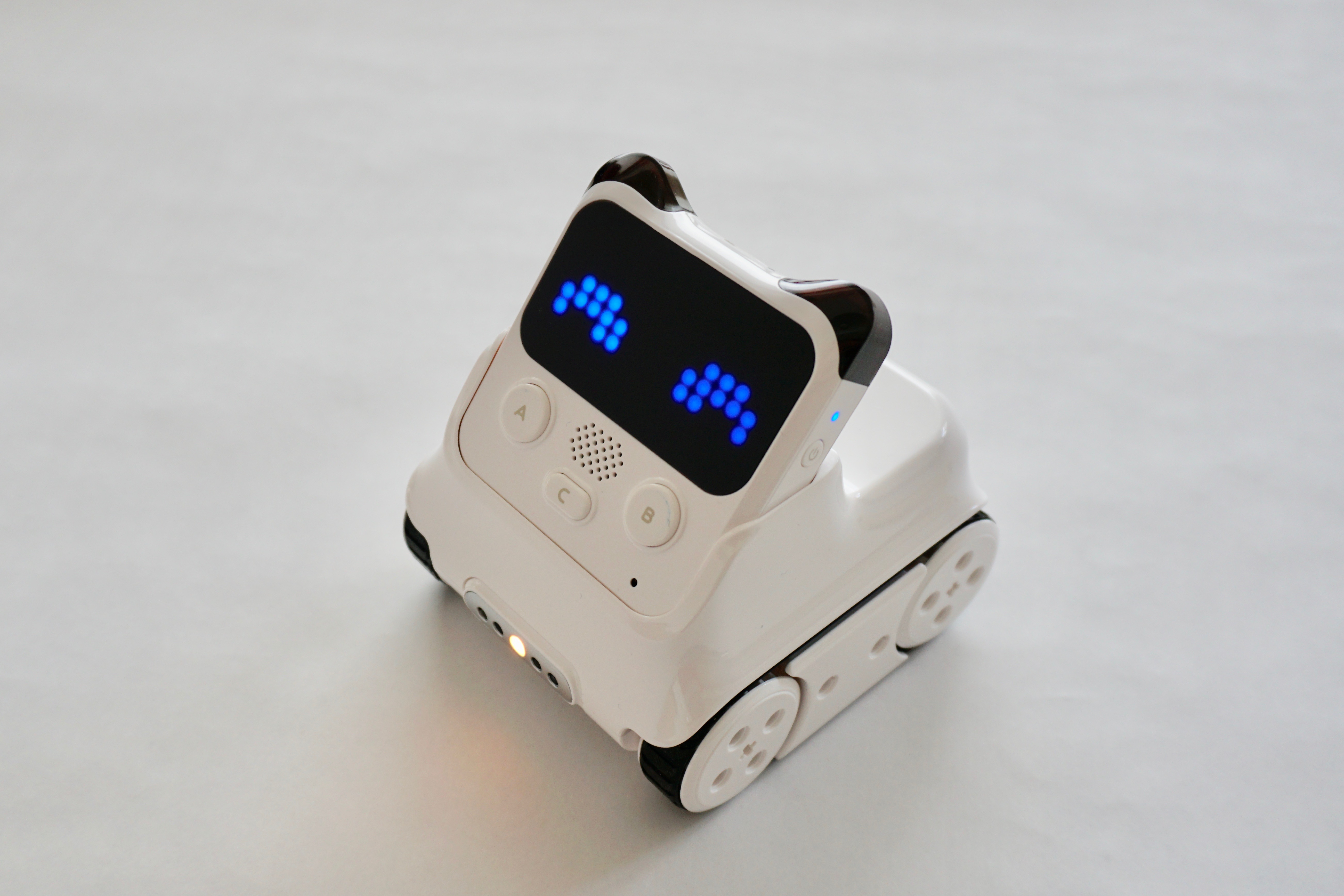 プログラミング学習用ロボットの“Codey Rocky”。頭の部分“Codey”だけボディから外して使える