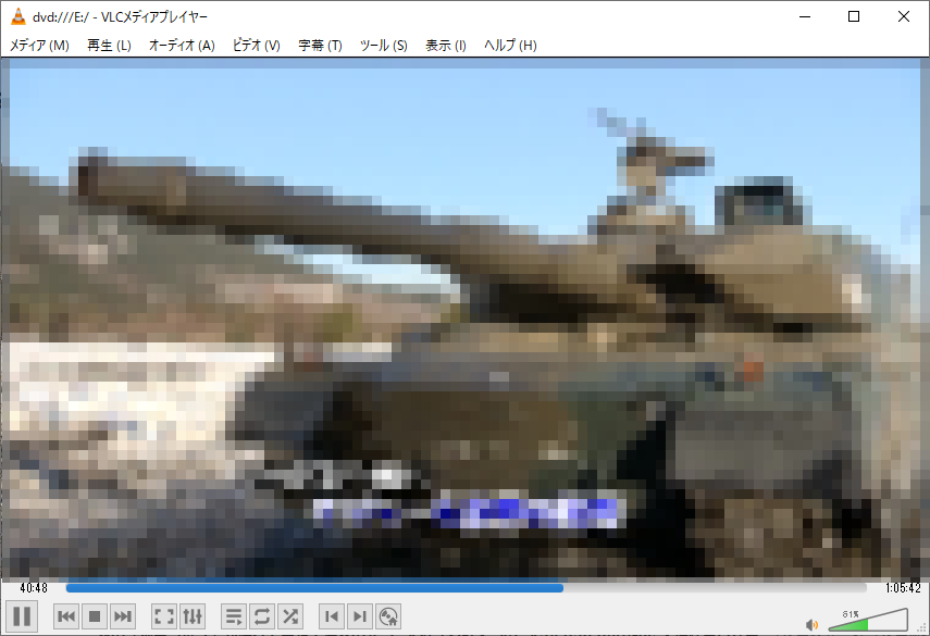 DVDをドライブに入れたら、メニューバーで［再生］→［ディスクを開く］をクリックし、ダイアログボックスで［再生］ボタンをクリック。これでDVDを再生できる