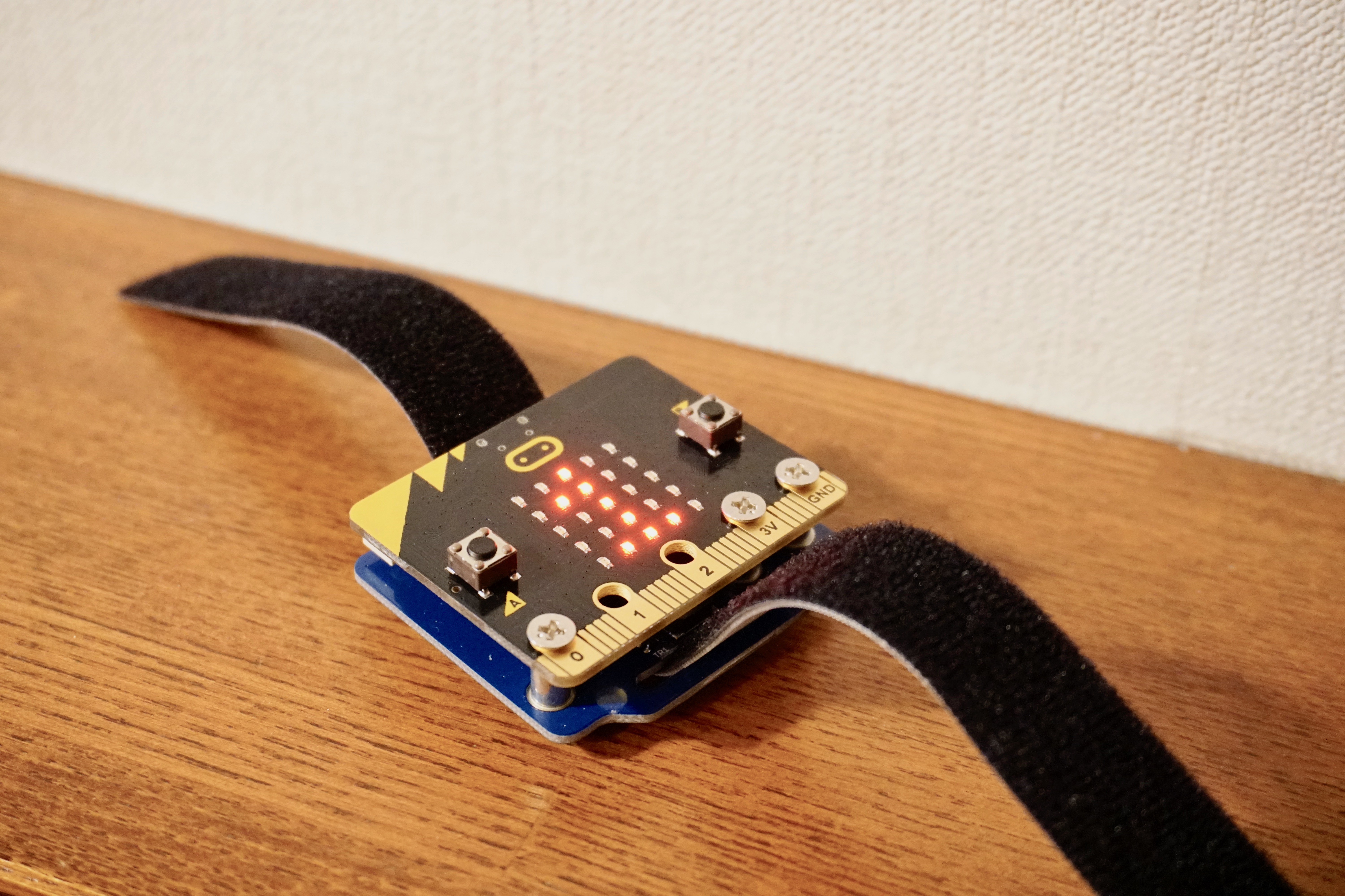 バングルセットは、「micro:bit」をネジ止めできる電池モジュールにマジックテープが通せるようになっている