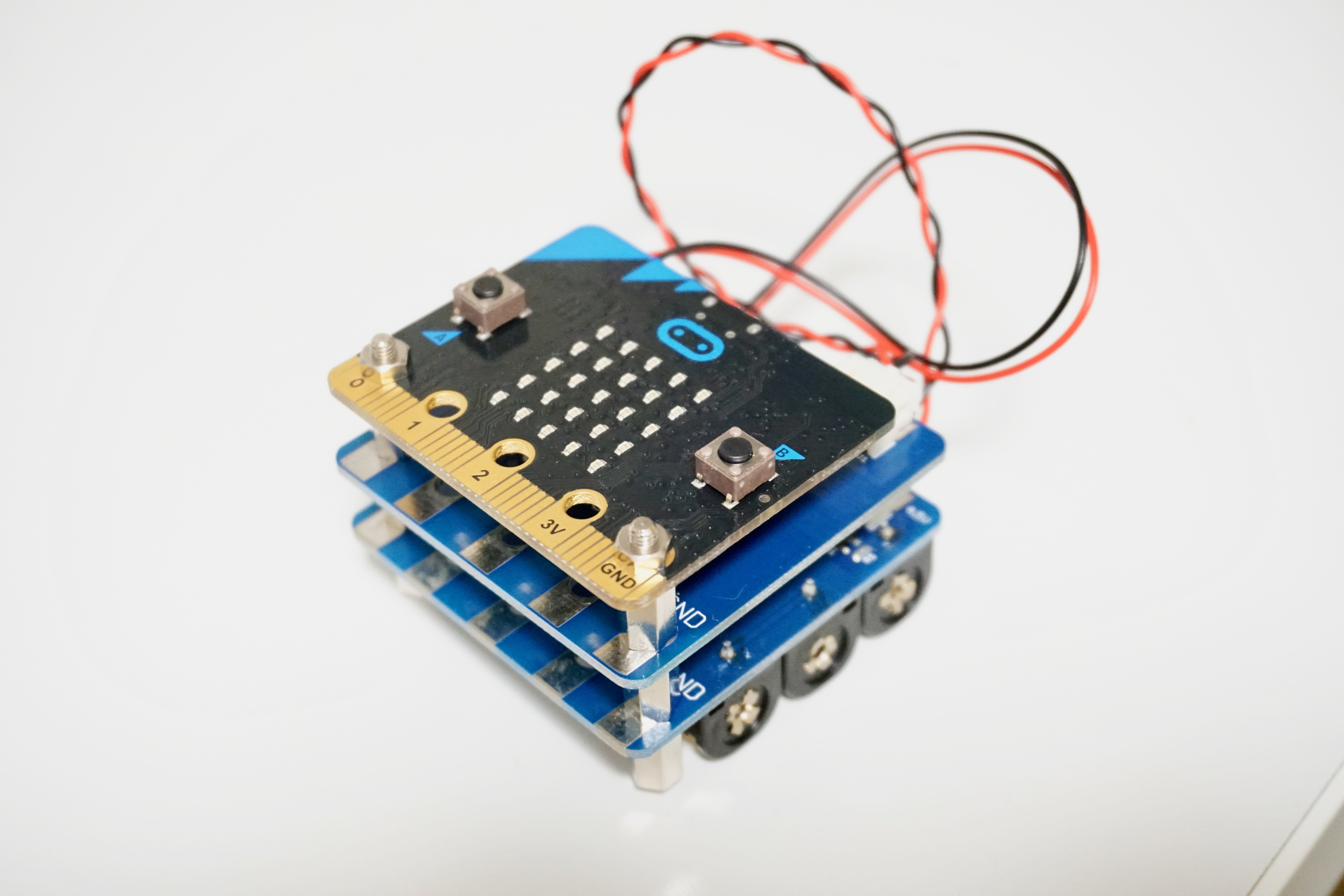 micro:bitにはスピーカーが内蔵されていないので、スピーカーと電池（micro:bit本体とスピーカーに給電できるもの）が必要。この写真では、重ねてネジ留めできるスピーカーモジュールと電池モジュールを使用している