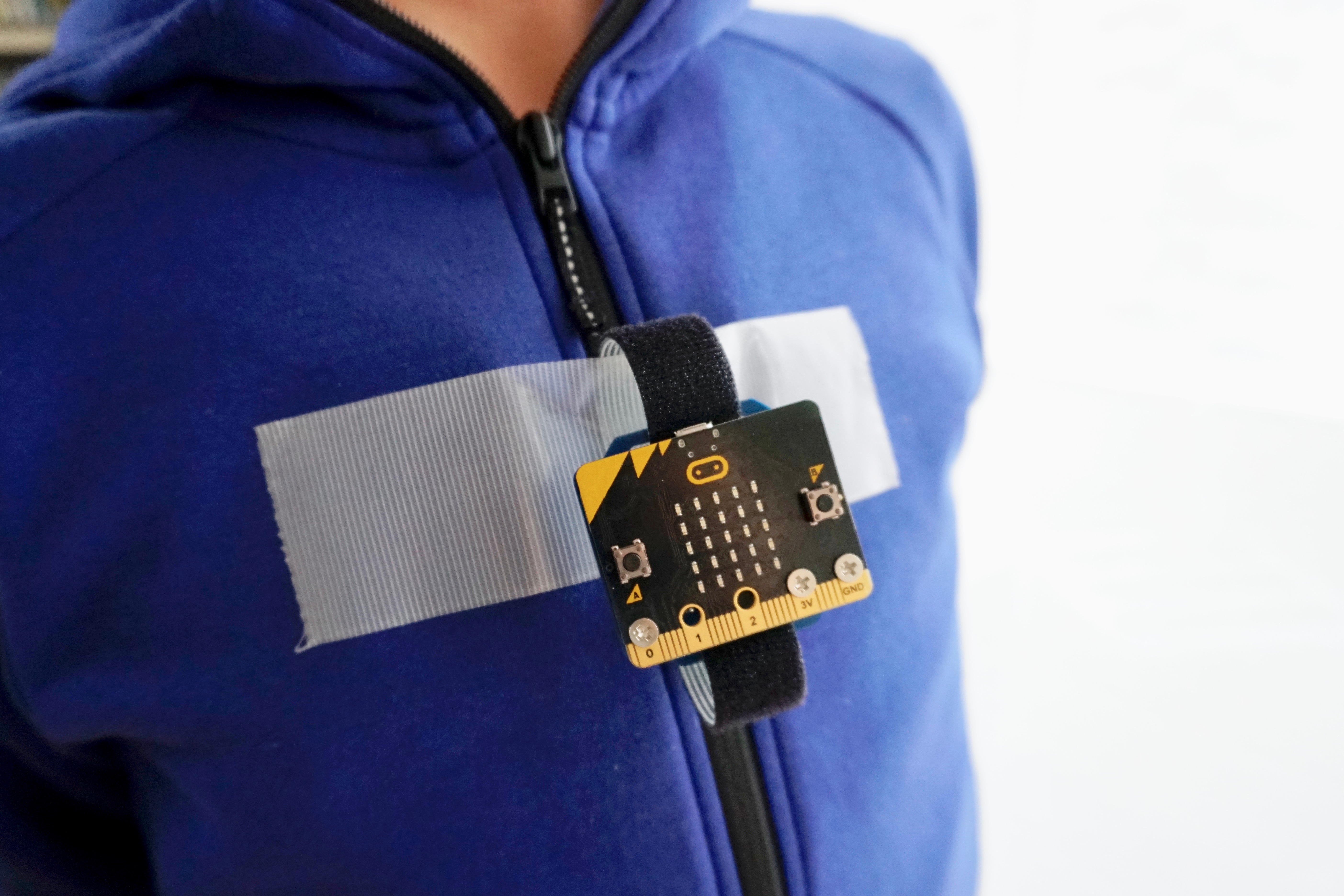 「micro:bit」を上体に貼り付けたところ