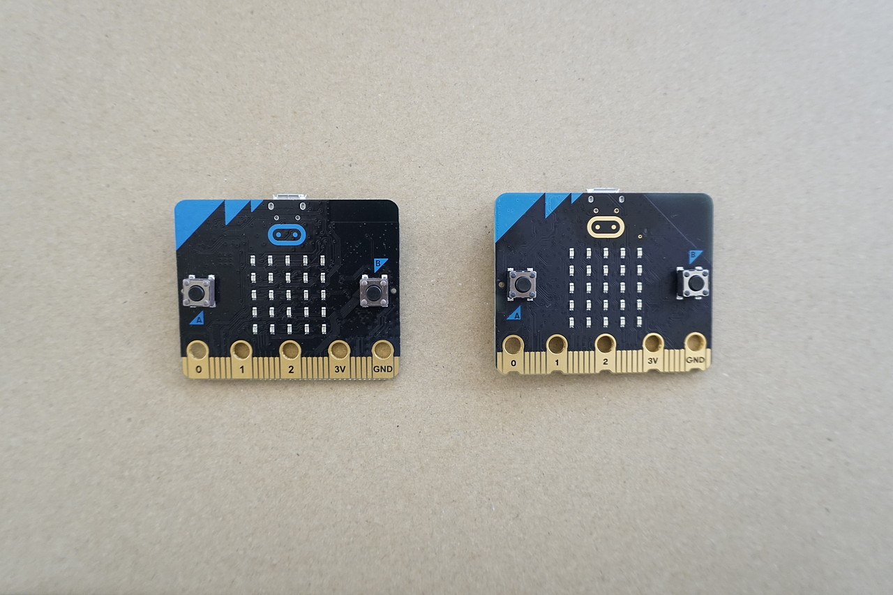 表側：左が旧型、右が新型