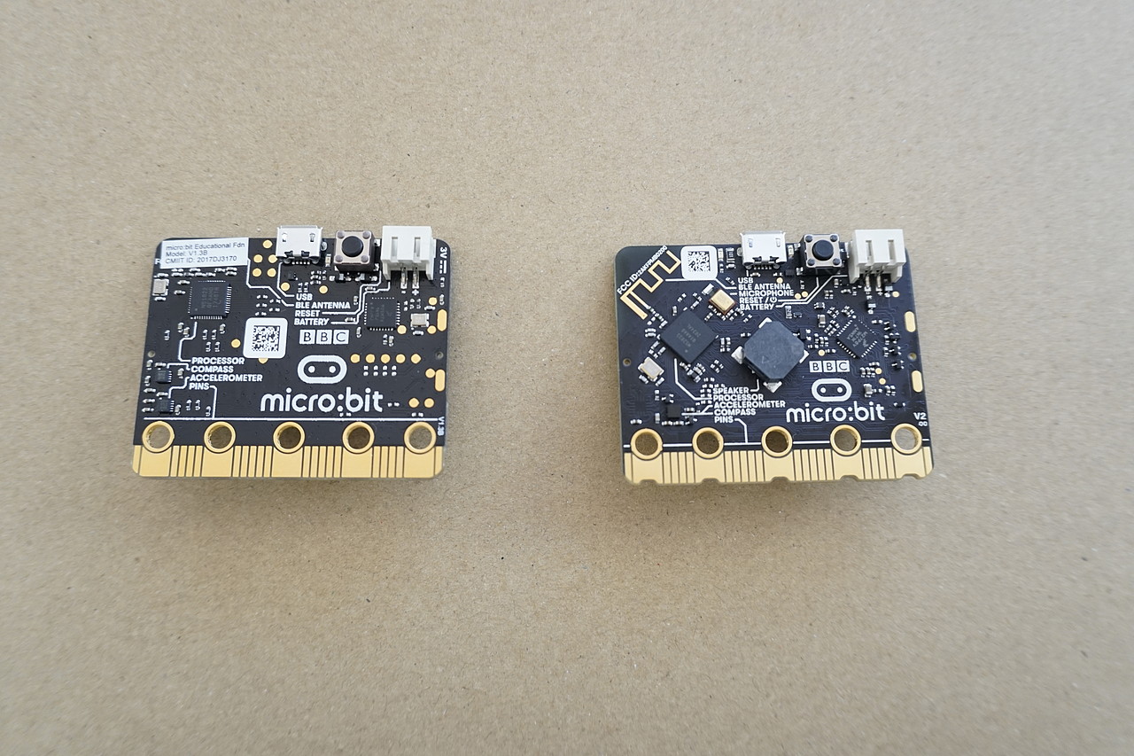 裏側：左が旧型、右が新型