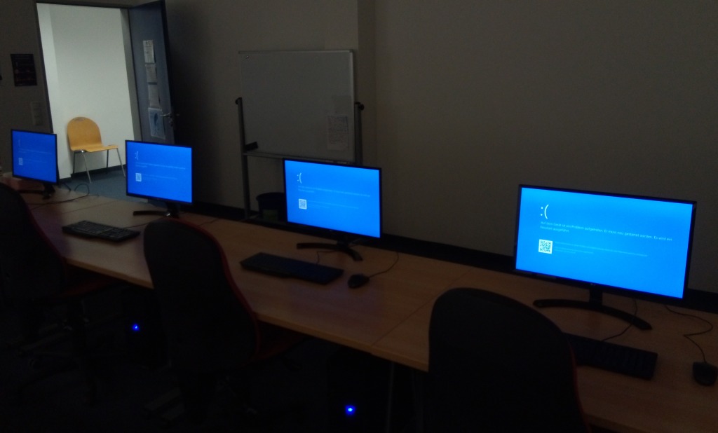 この問題で起動不能になったPC（<a href="https://www.planet3dnow.de/cms/60321-vorsicht-datensalat-chkdsk-c-f-auf-windows-10-20h2-beschaedigt-dateisystem/" class="n" target="_blank">“Planet 3DNow!”</a>より引用）