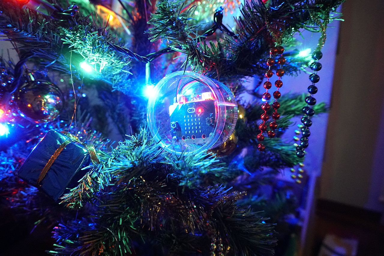 micro:bitを透明ケースに入れてツリーにぶら下げればクリスマス飾りになる