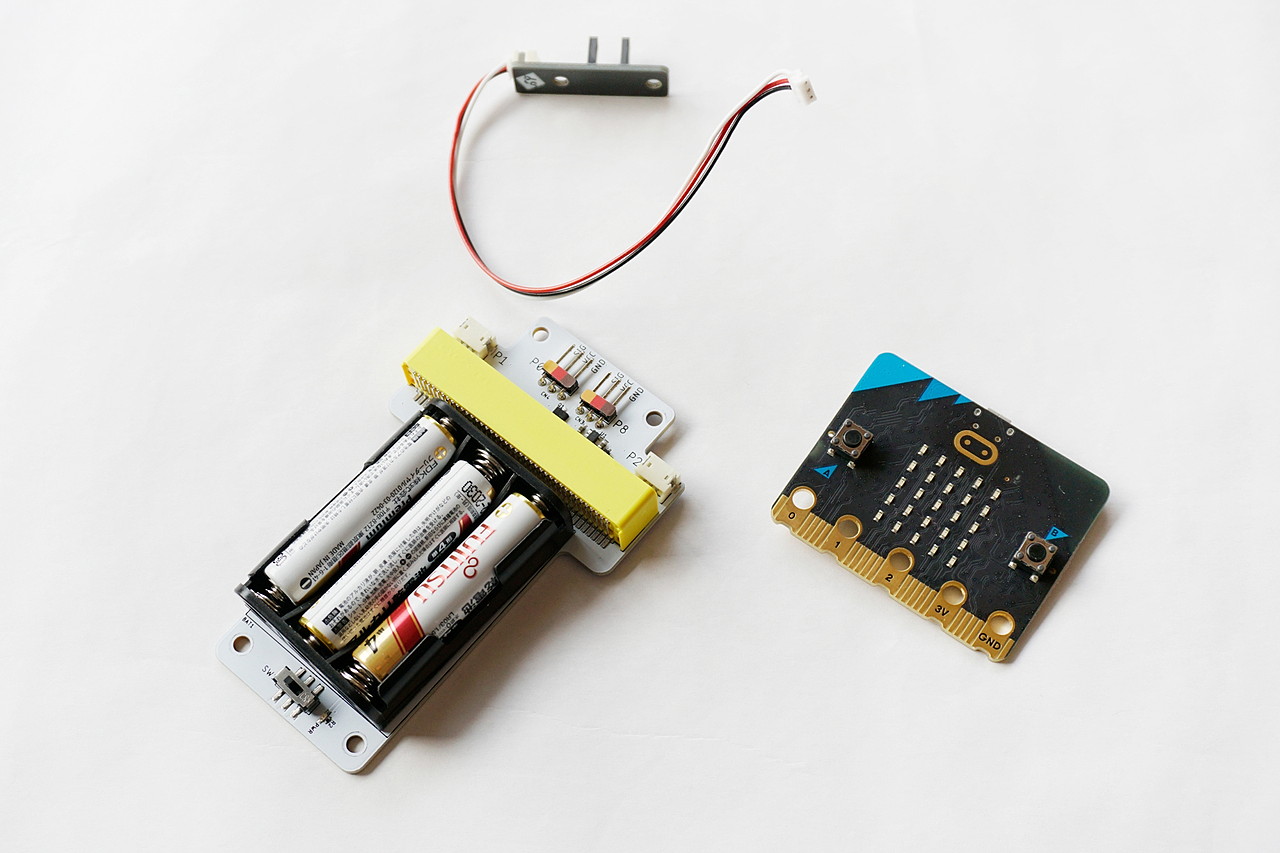 右：micro:bit本体、上：フォトインタラプター、左：ワークショップモジュール